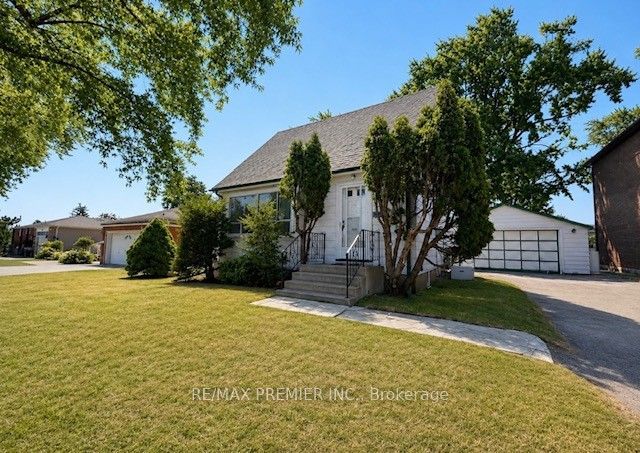 21 Aura Lea Boulevard, Toronto, ON M9M 1K2
