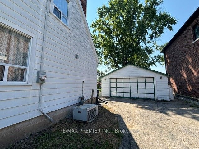 21 Aura Lea Boulevard, Toronto, ON M9M 1K2 photo 3