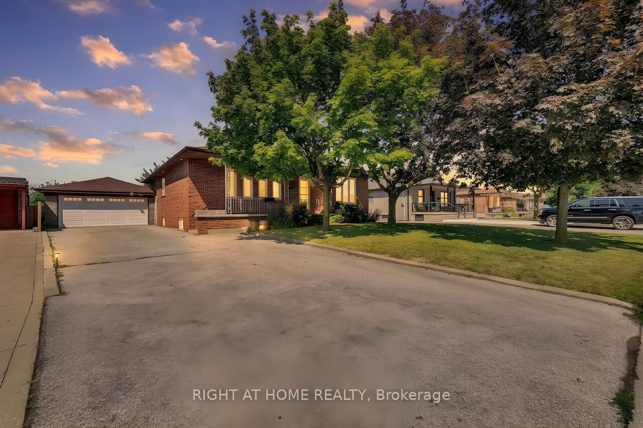 110 Jay Street, Toronto, ON M6L 2M2