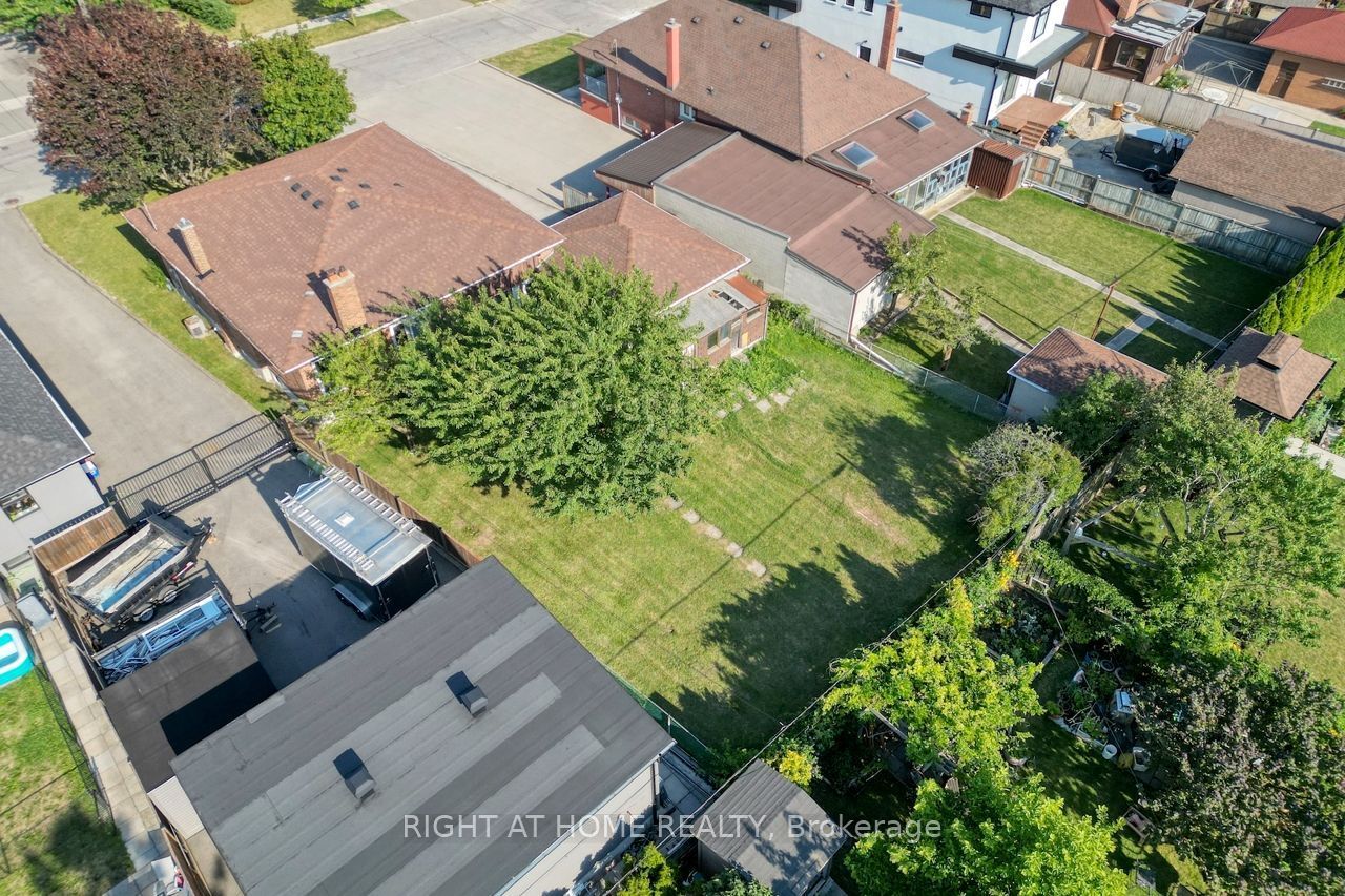 110 Jay Street, Toronto, ON M6L 2M2 photo 3