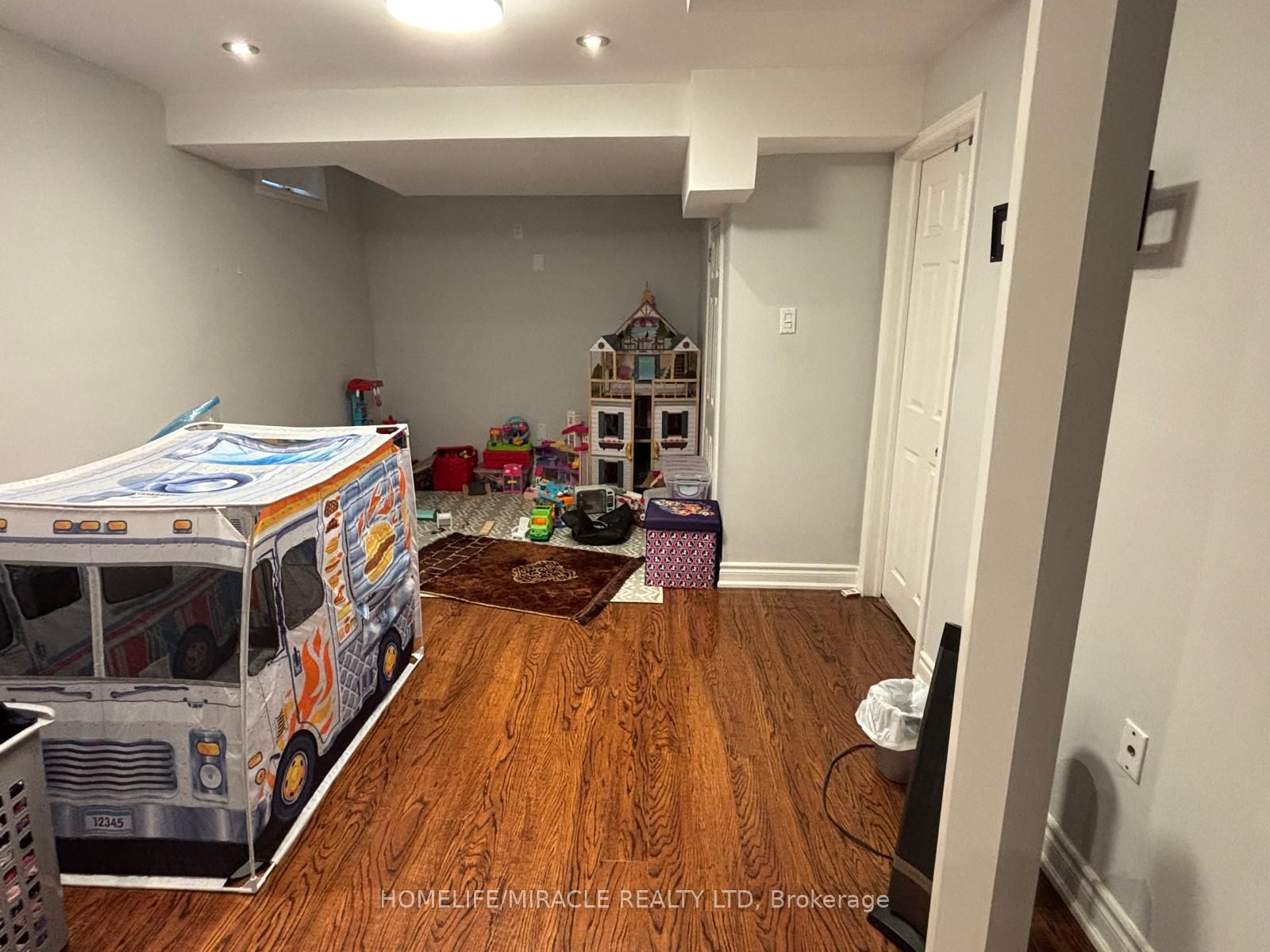 1377 Inuit Trail, Mississauga, ON L5N 7R8 photo 3