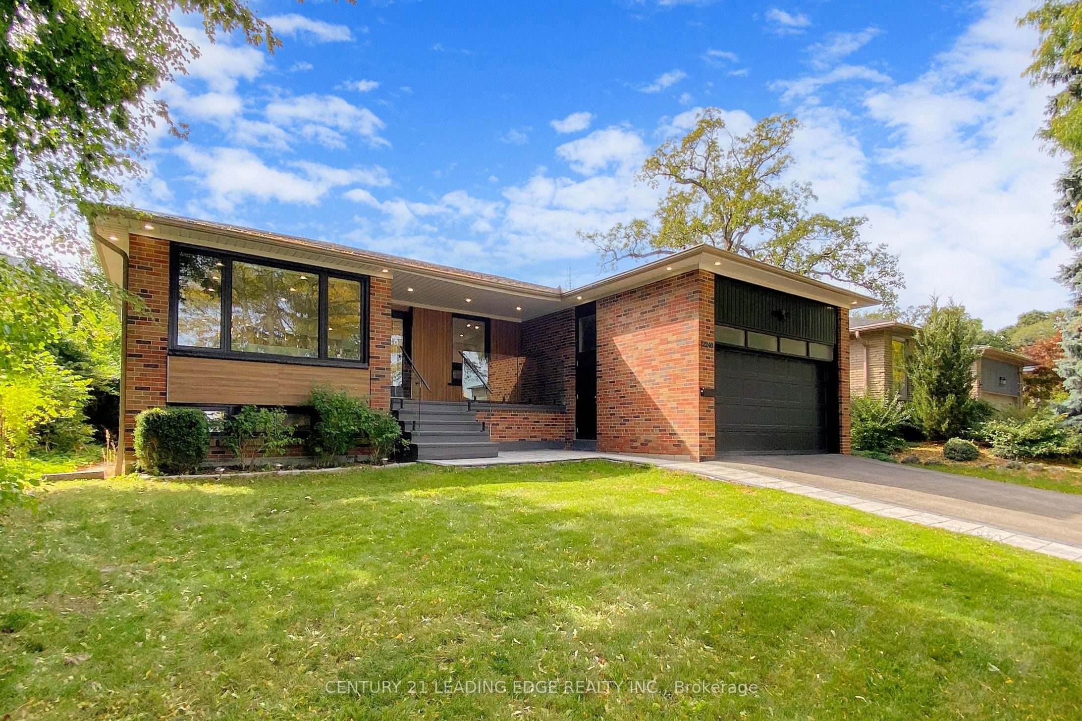 2240 Springfield Court, Mississauga, ON L5K 1V4 photo 2