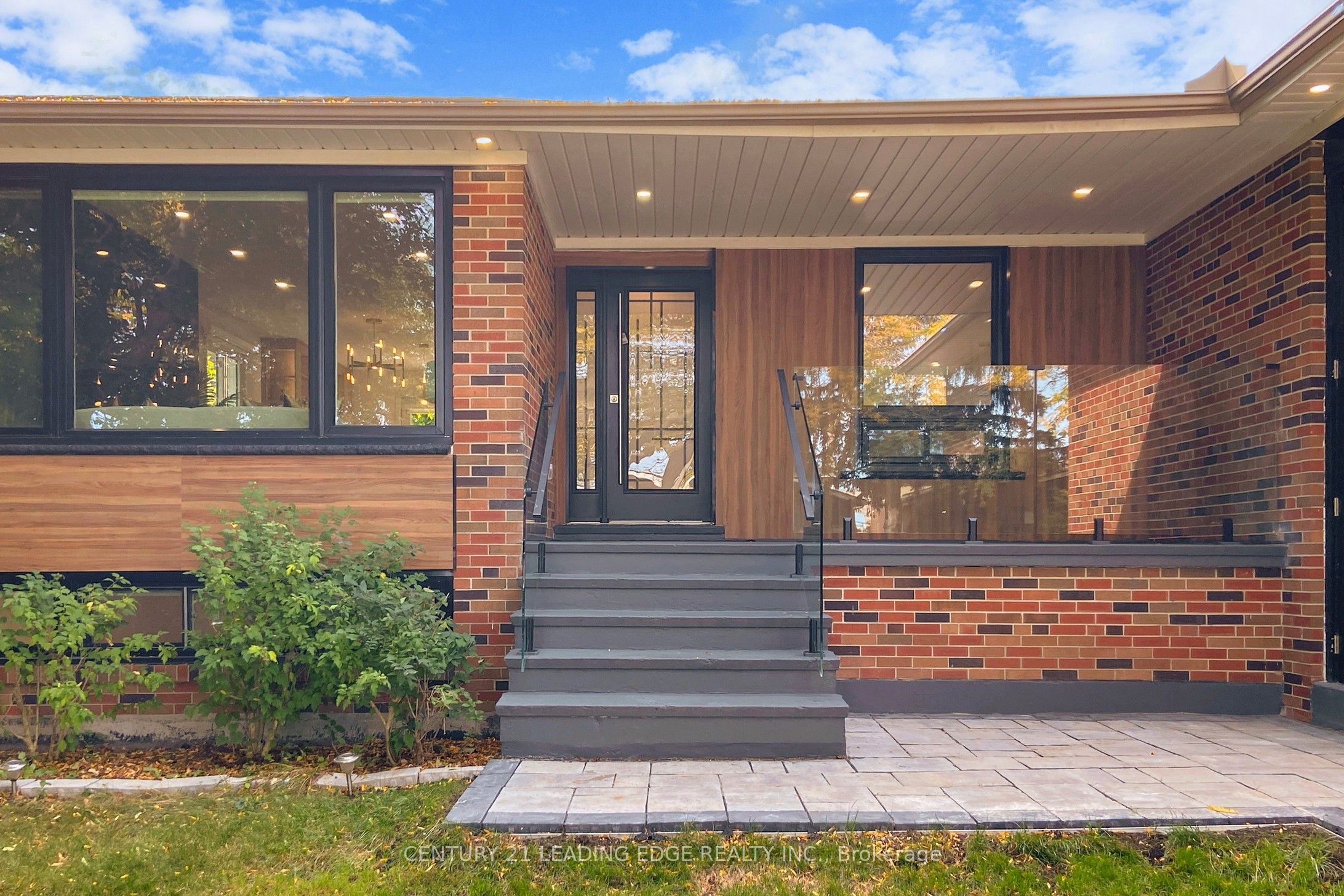 2240 Springfield Court, Mississauga, ON L5K 1V4 photo 3