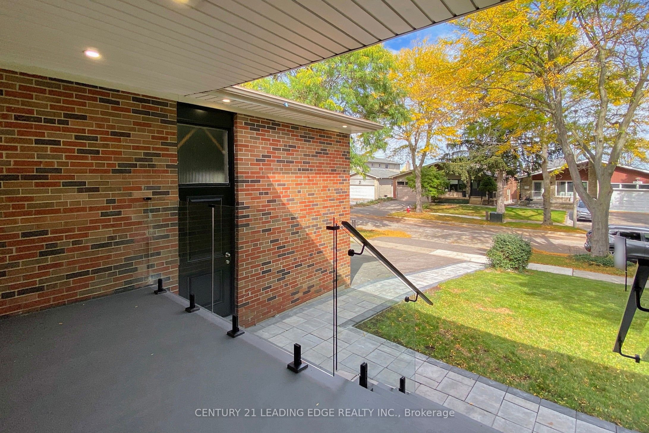 2240 Springfield Court, Mississauga, ON L5K 1V4 photo 4