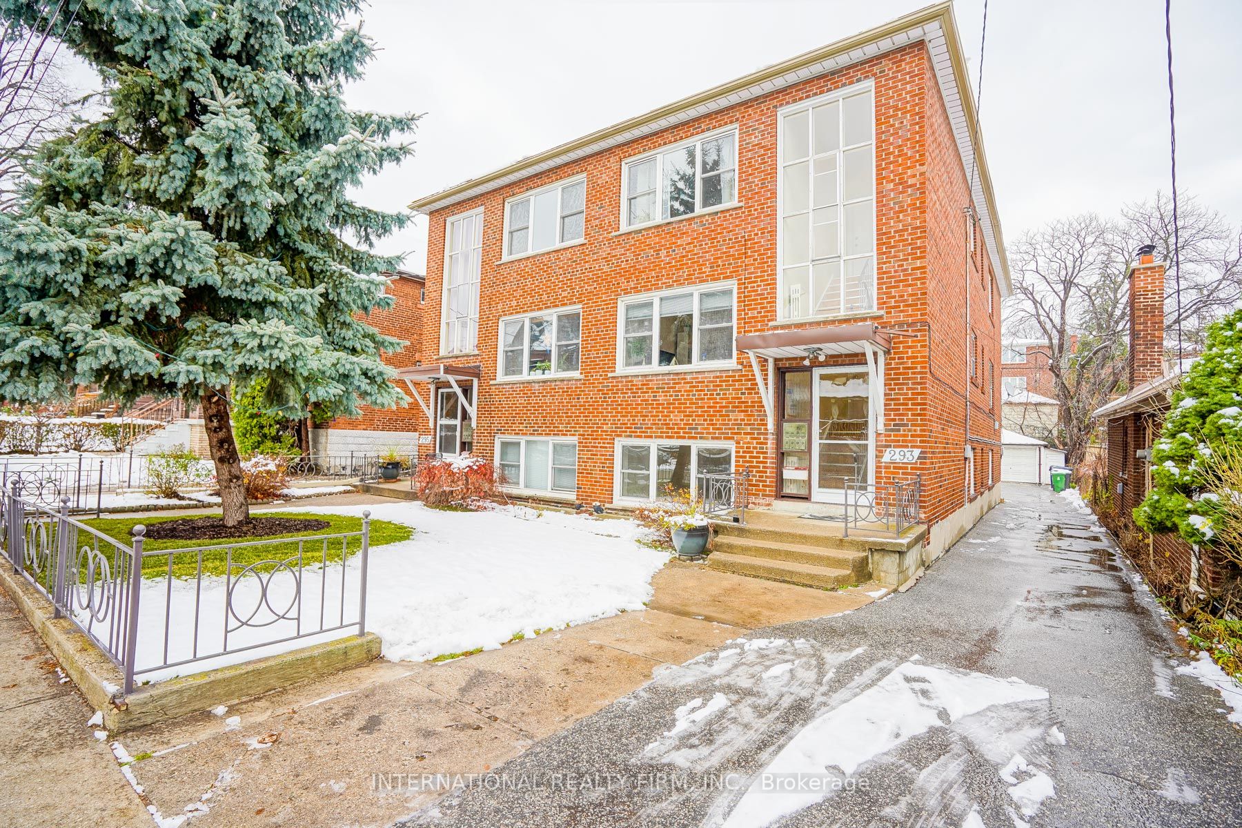 293 Indian Grove W 3, Toronto, ON M6P 2H6