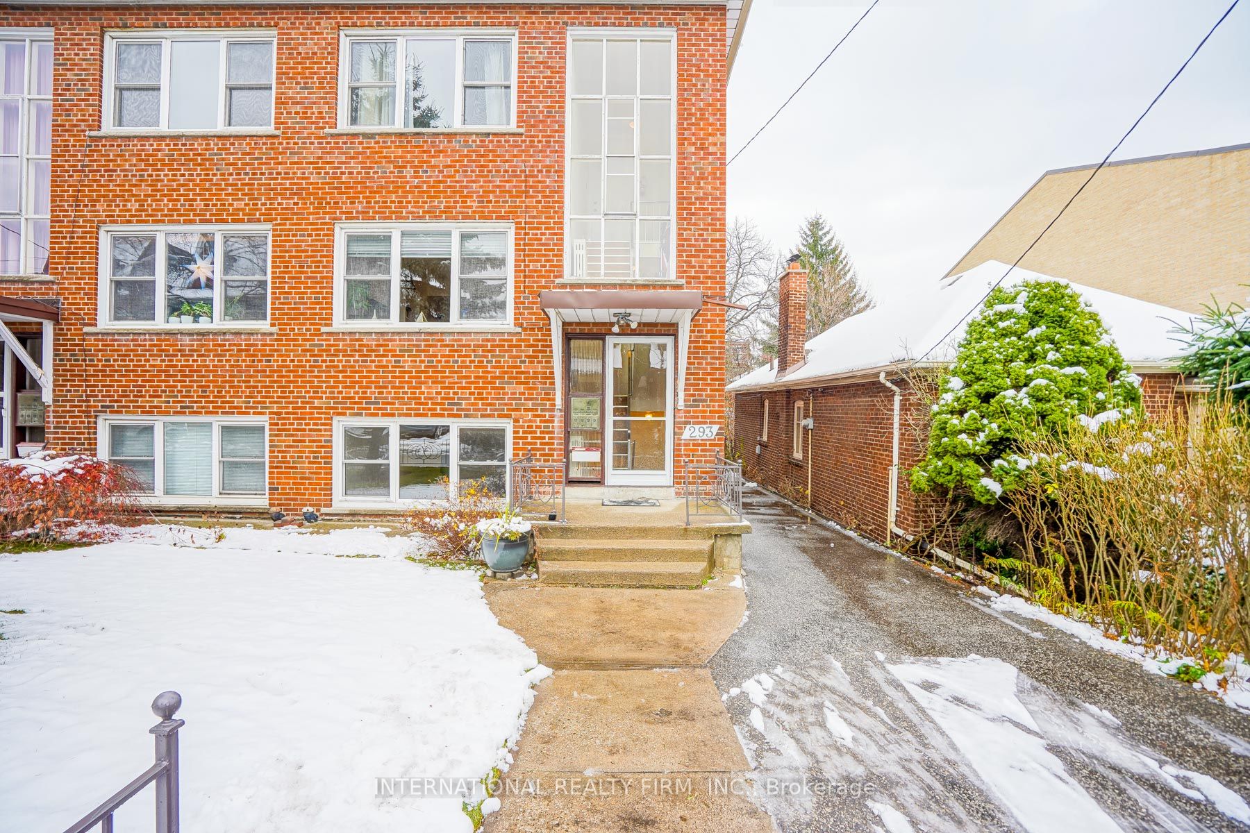 293 Indian Grove W 3, Toronto, ON M6P 2H6 photo 2
