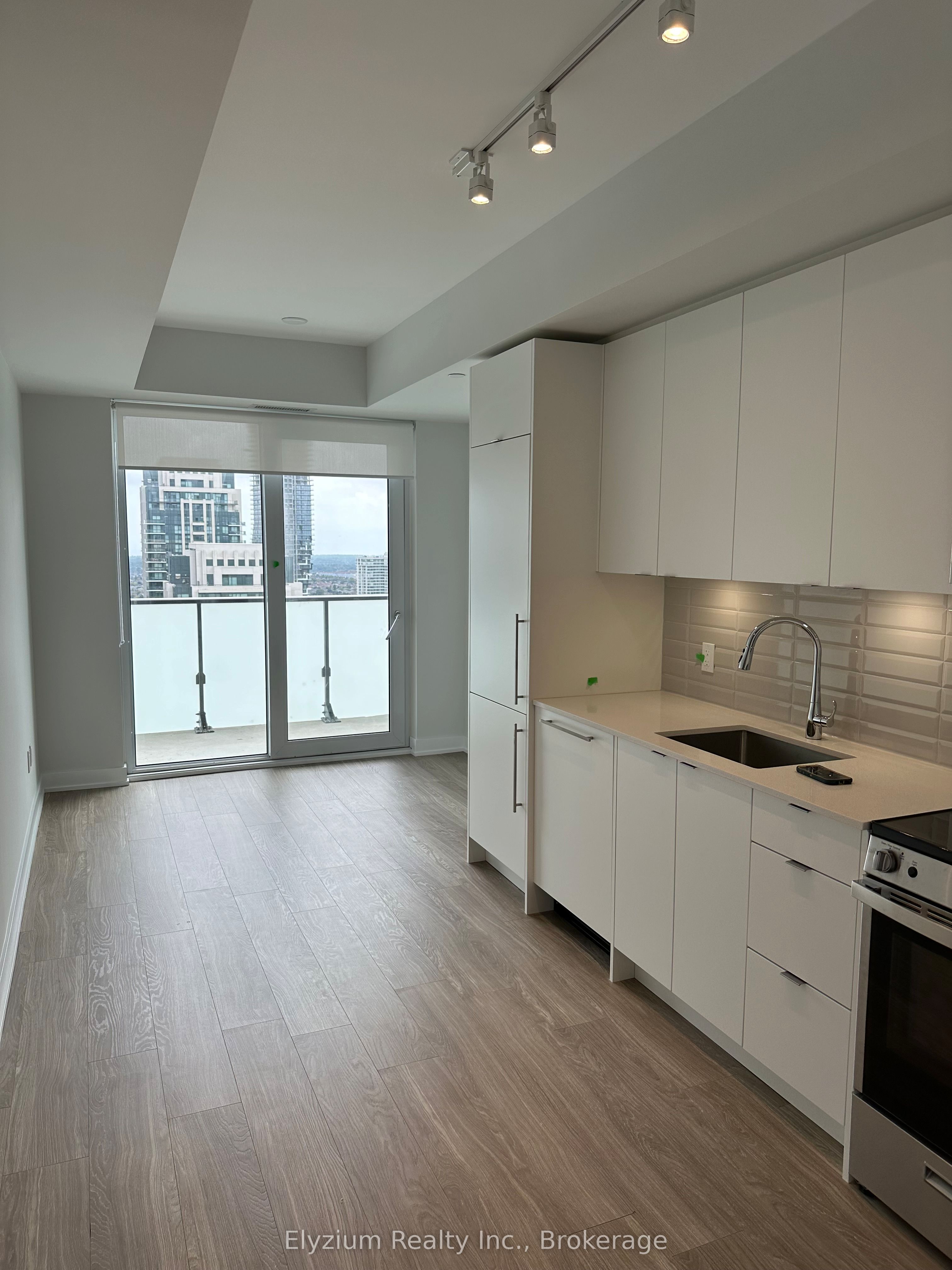 4130 Parkside Village Drive 2708, Mississauga, ON L5B 3M8 photo 2