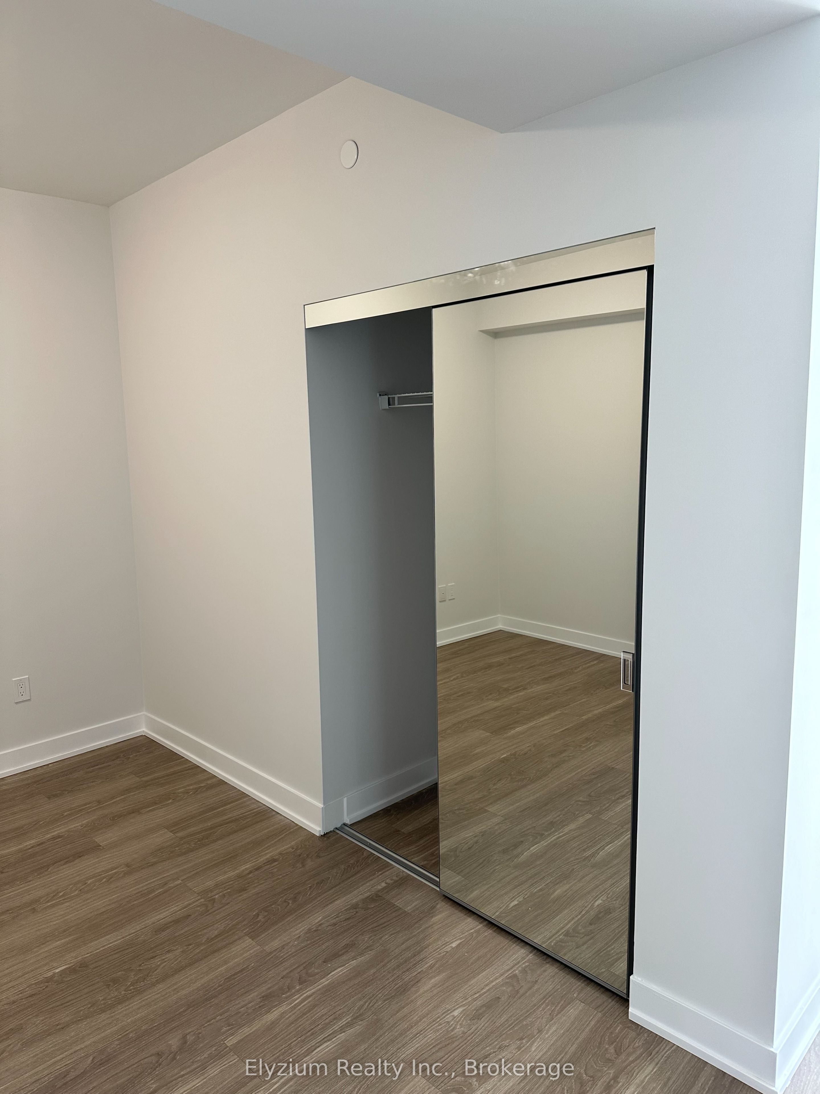 4130 Parkside Village Drive 2708, Mississauga, ON L5B 3M8 photo 5