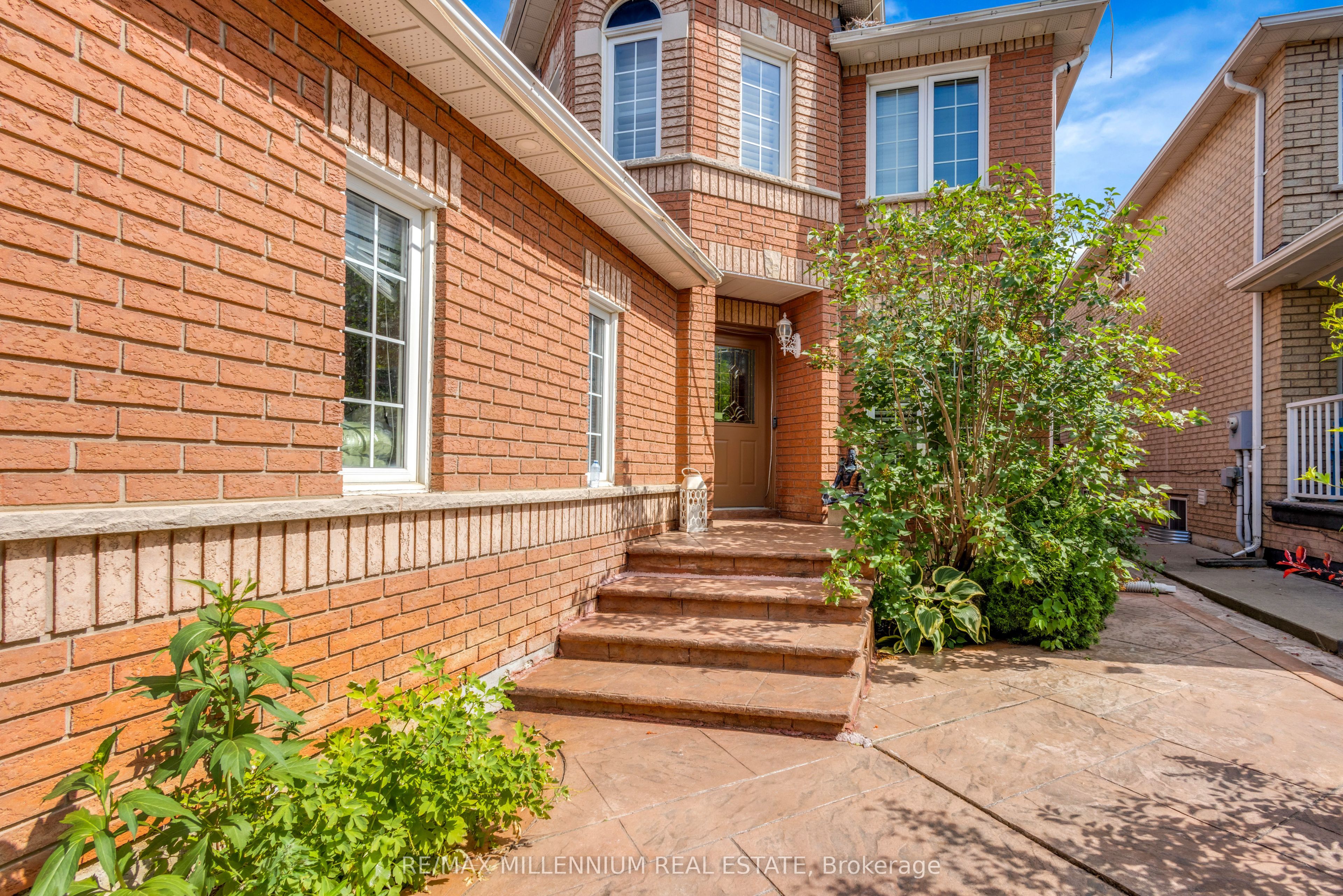 252 Mountainberry Road, Brampton, ON L6R 1H9 photo 4