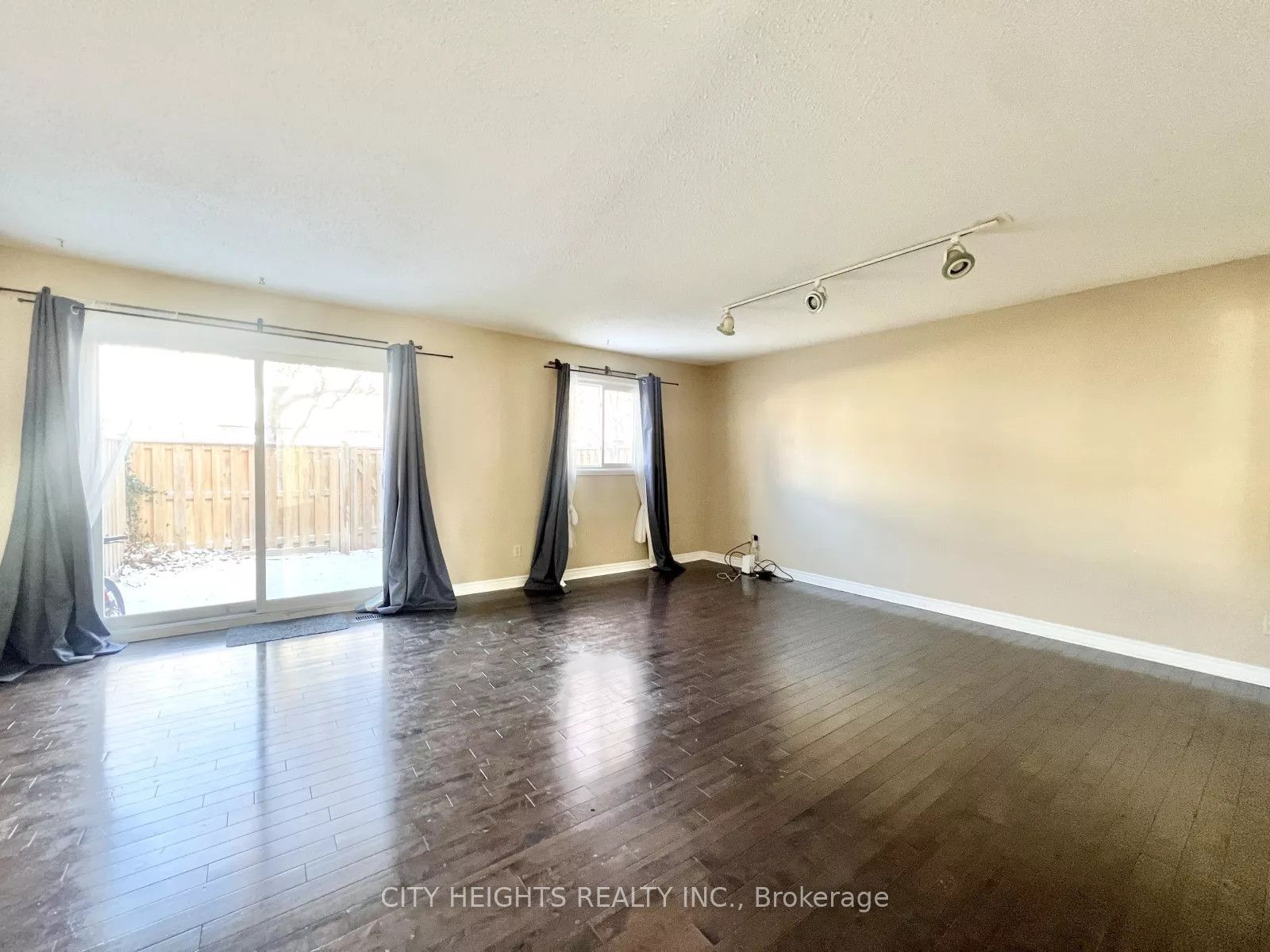 45 Hansen Road N 20, Brampton, ON L6V 3C5 photo 3