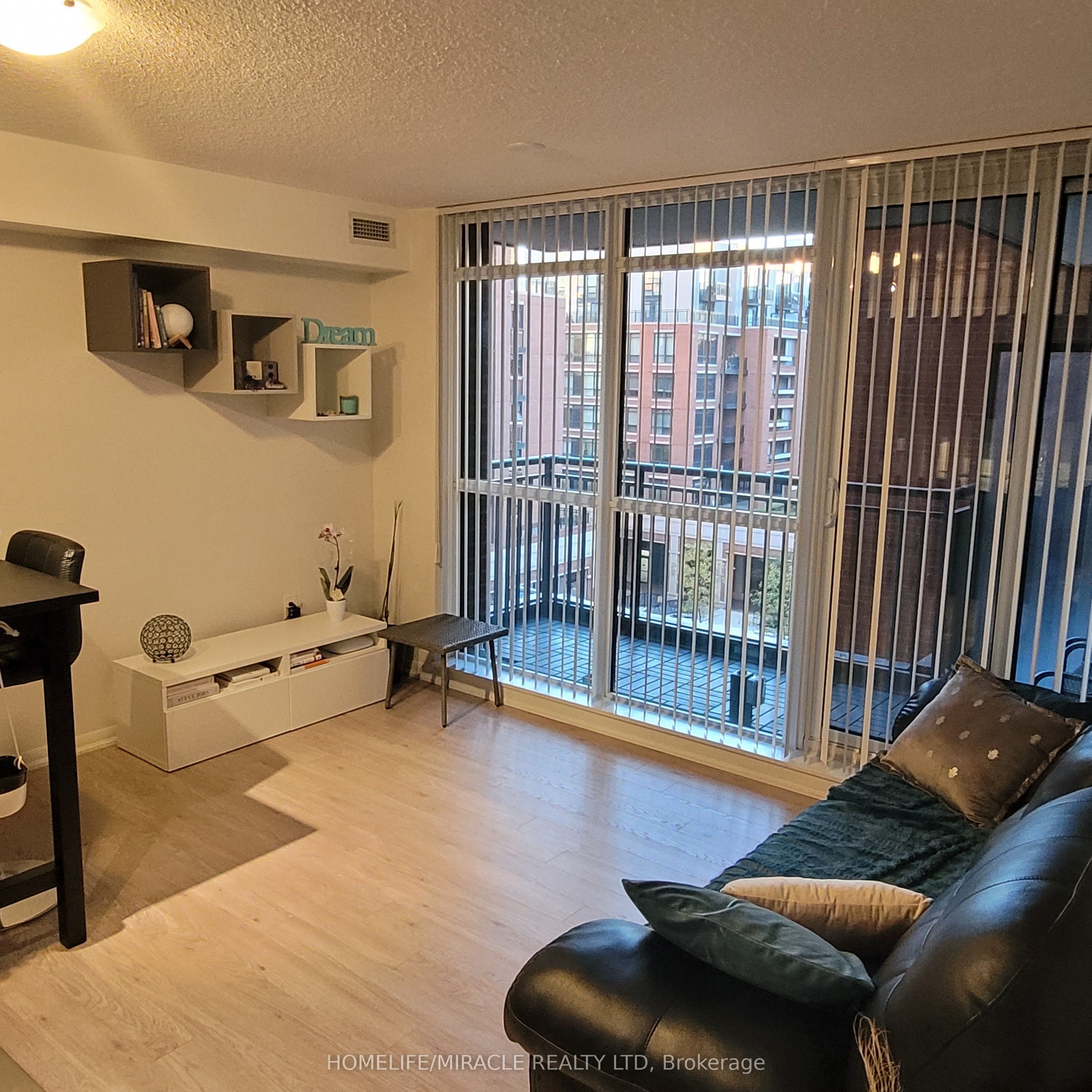 830 Lawrence Avenue W 529, Toronto, ON M6A 0A2 photo 4