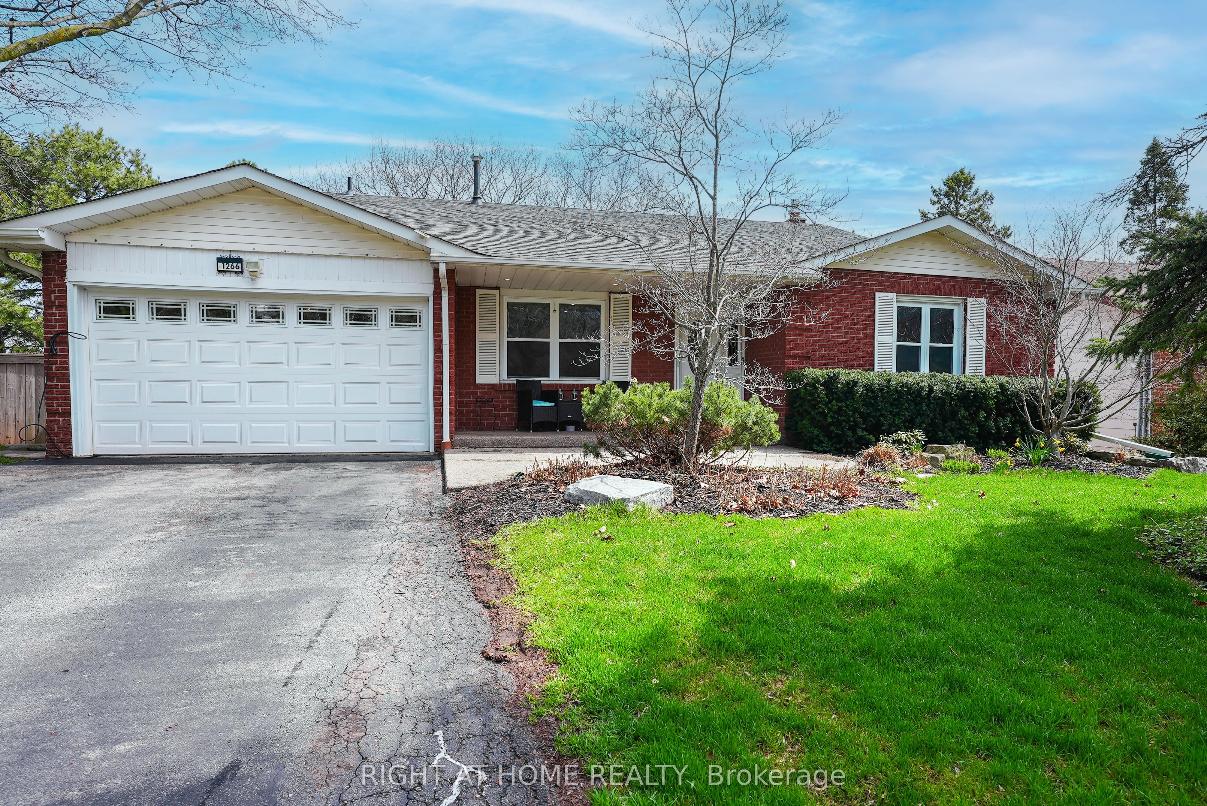 1266 Lakeview Drive, Oakville, ON L6H 2M8 photo 2