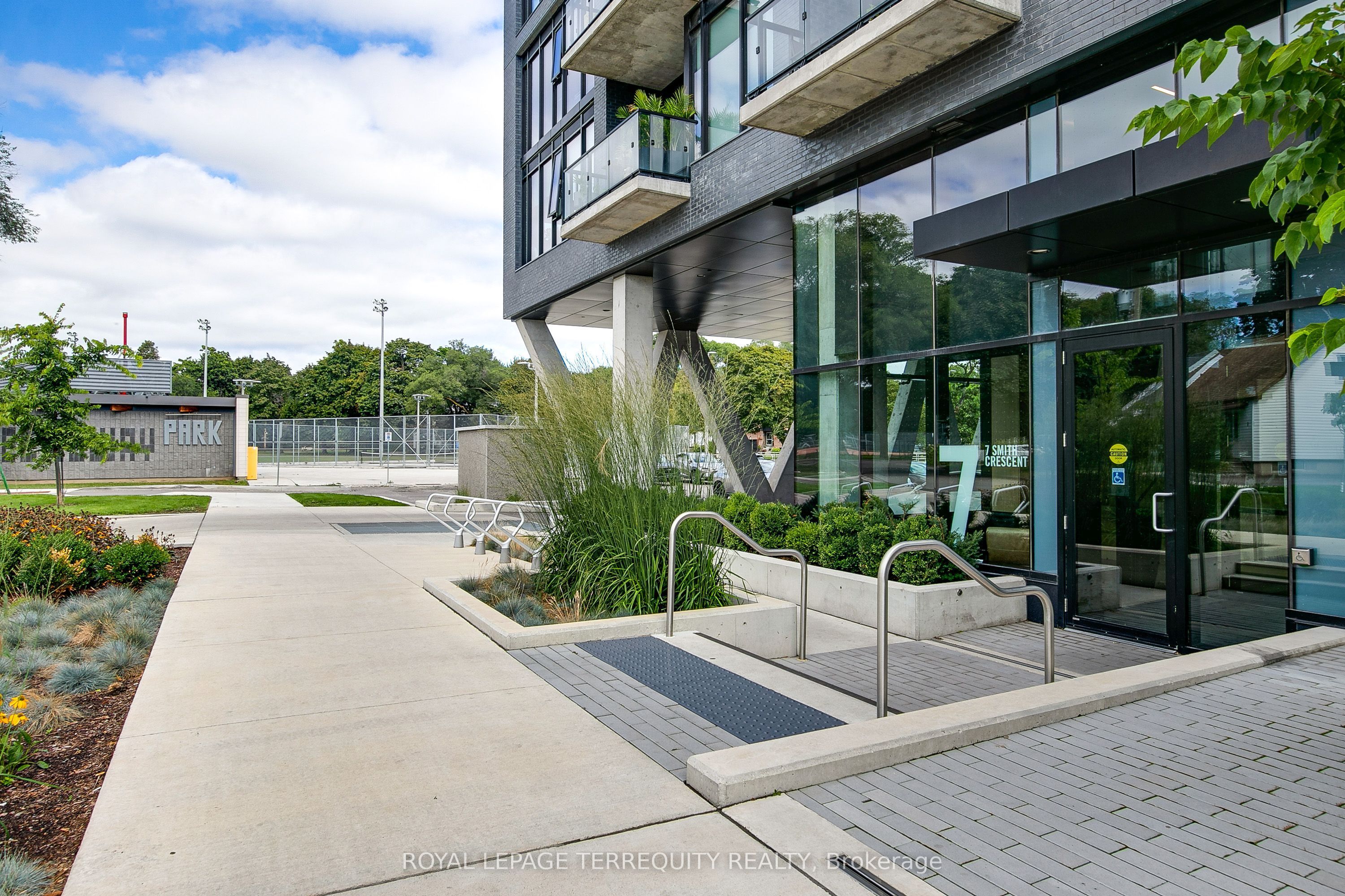 7 Smith Crescent 526, Toronto, ON M8Z 0G3