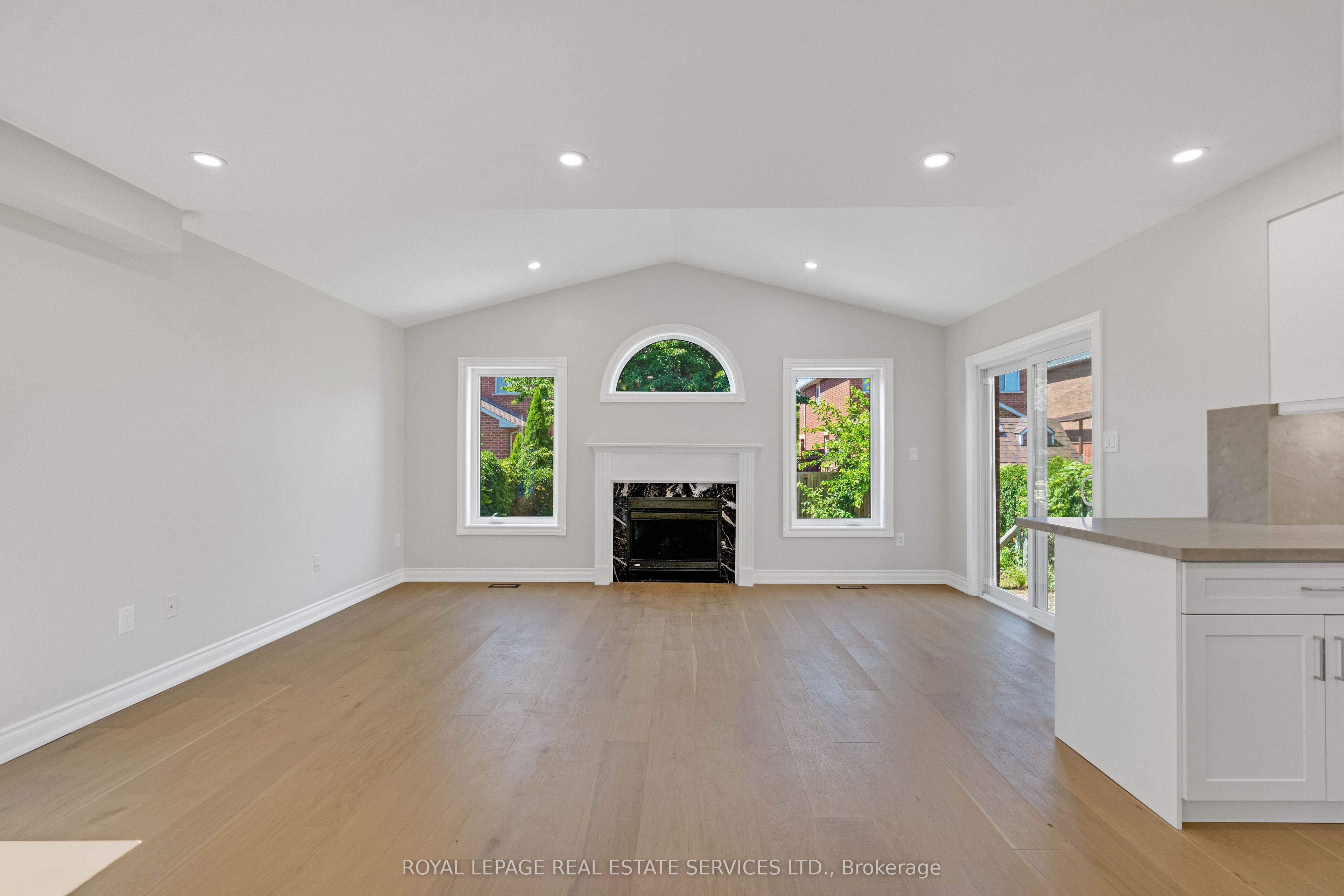 3955 Foxwood Avenue, Mississauga, ON L5N 7V4 photo 4