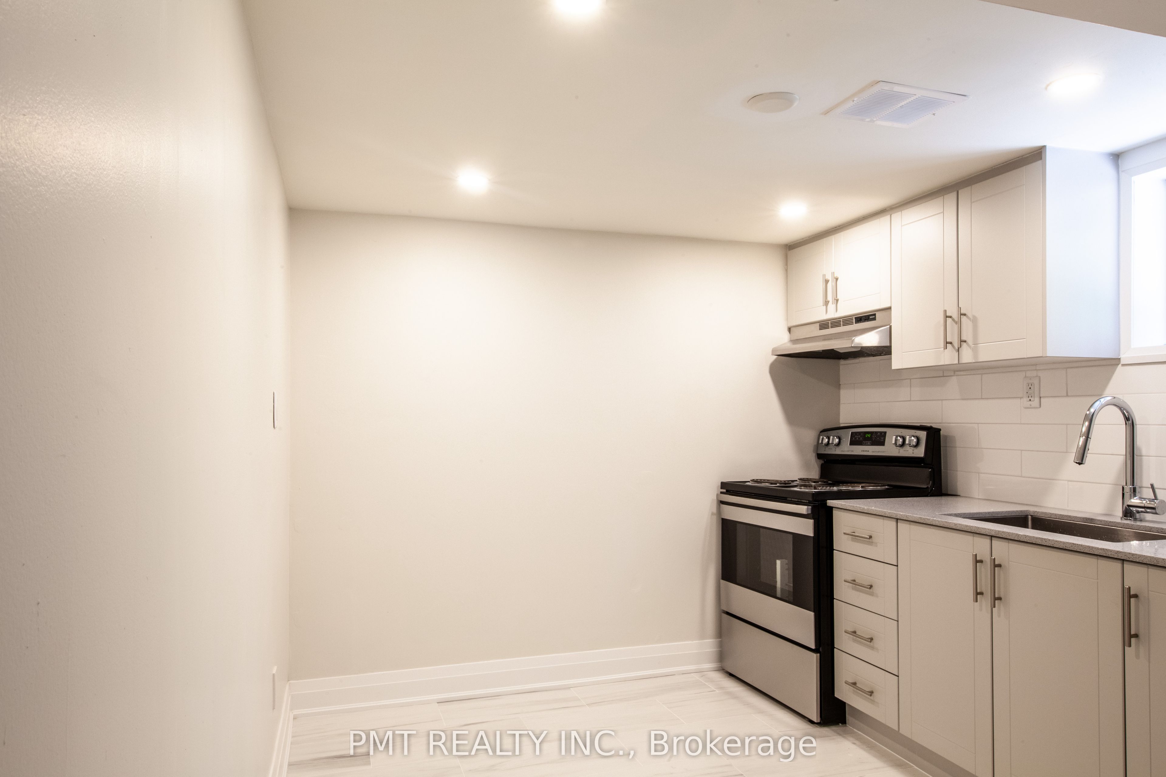 34 Robindale Avenue Basement, Toronto, ON M8W 4A9 photo 3