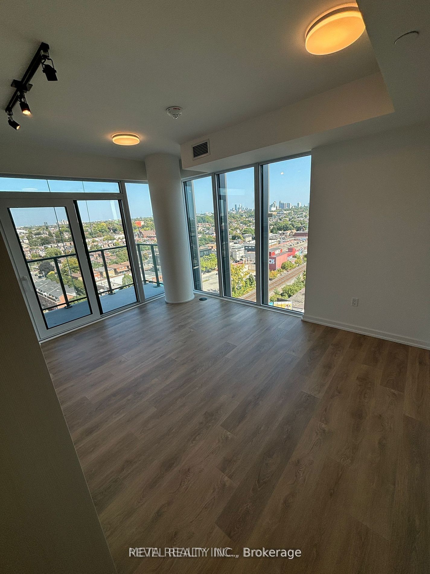 1285 Dupont Street 1409, Toronto, ON M6H 0E3 photo 4