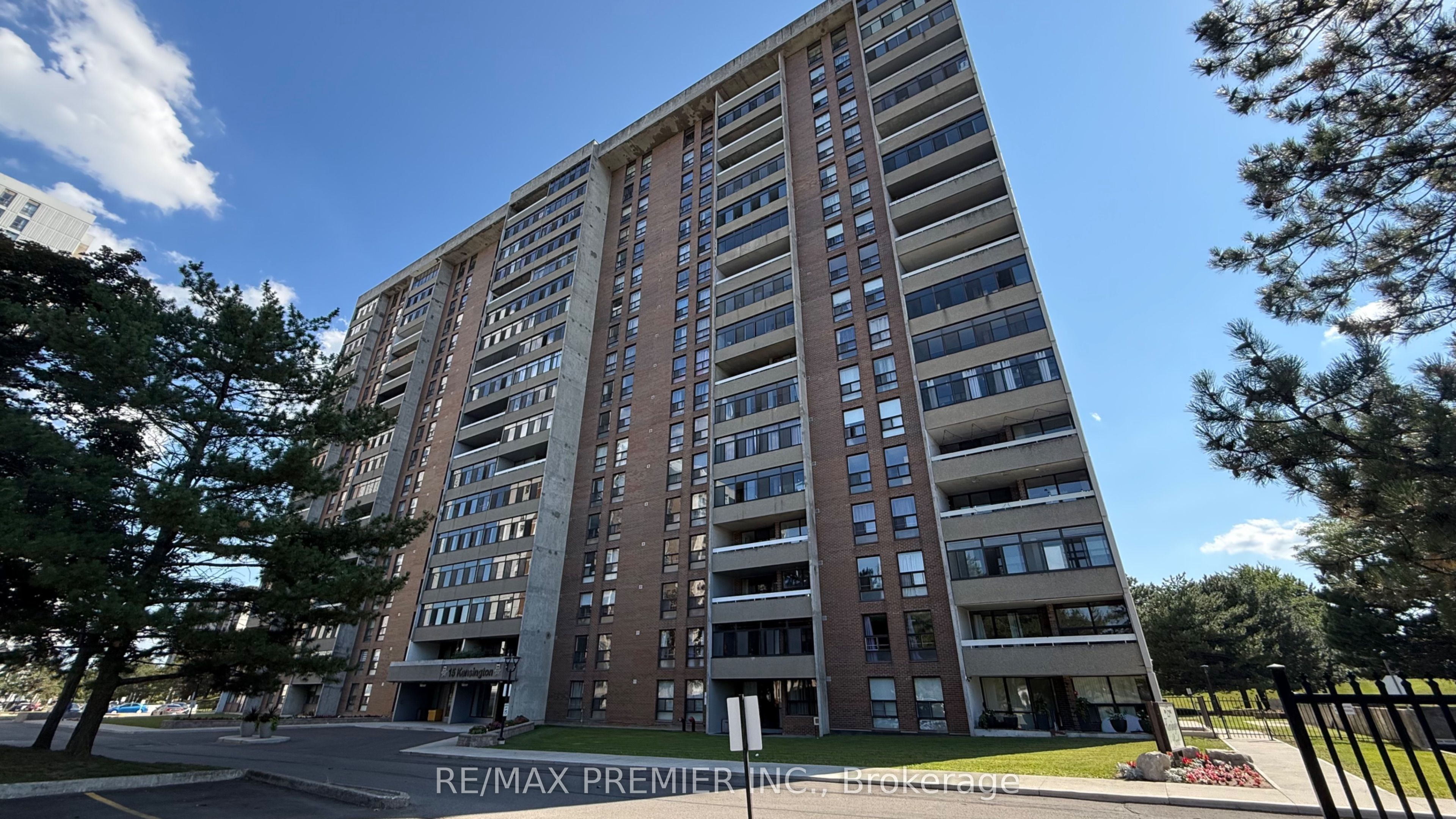 15 Kensington Road 1011, Brampton, ON L6T 3W2