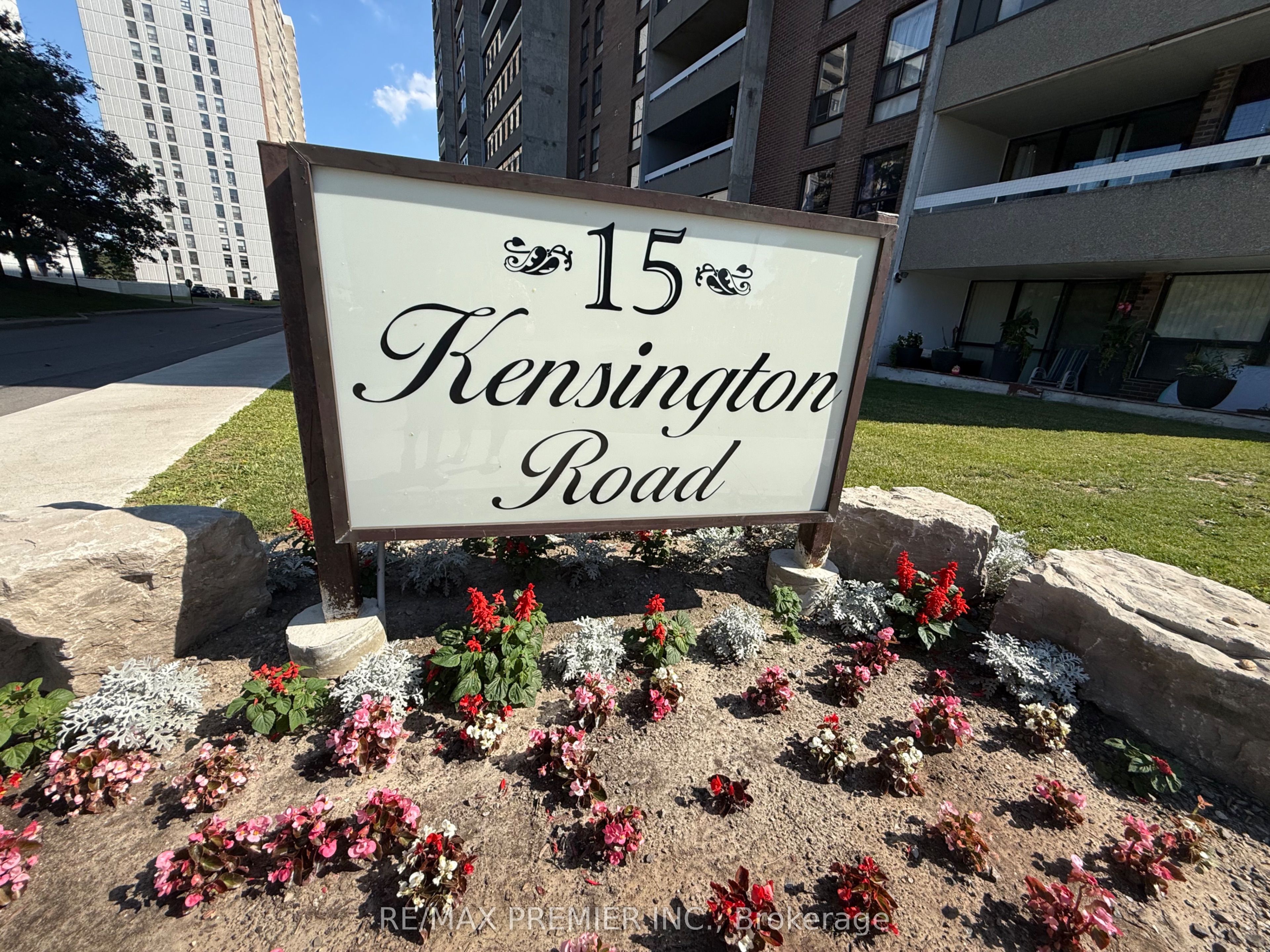 15 Kensington Road 1011, Brampton, ON L6T 3W2 photo 2