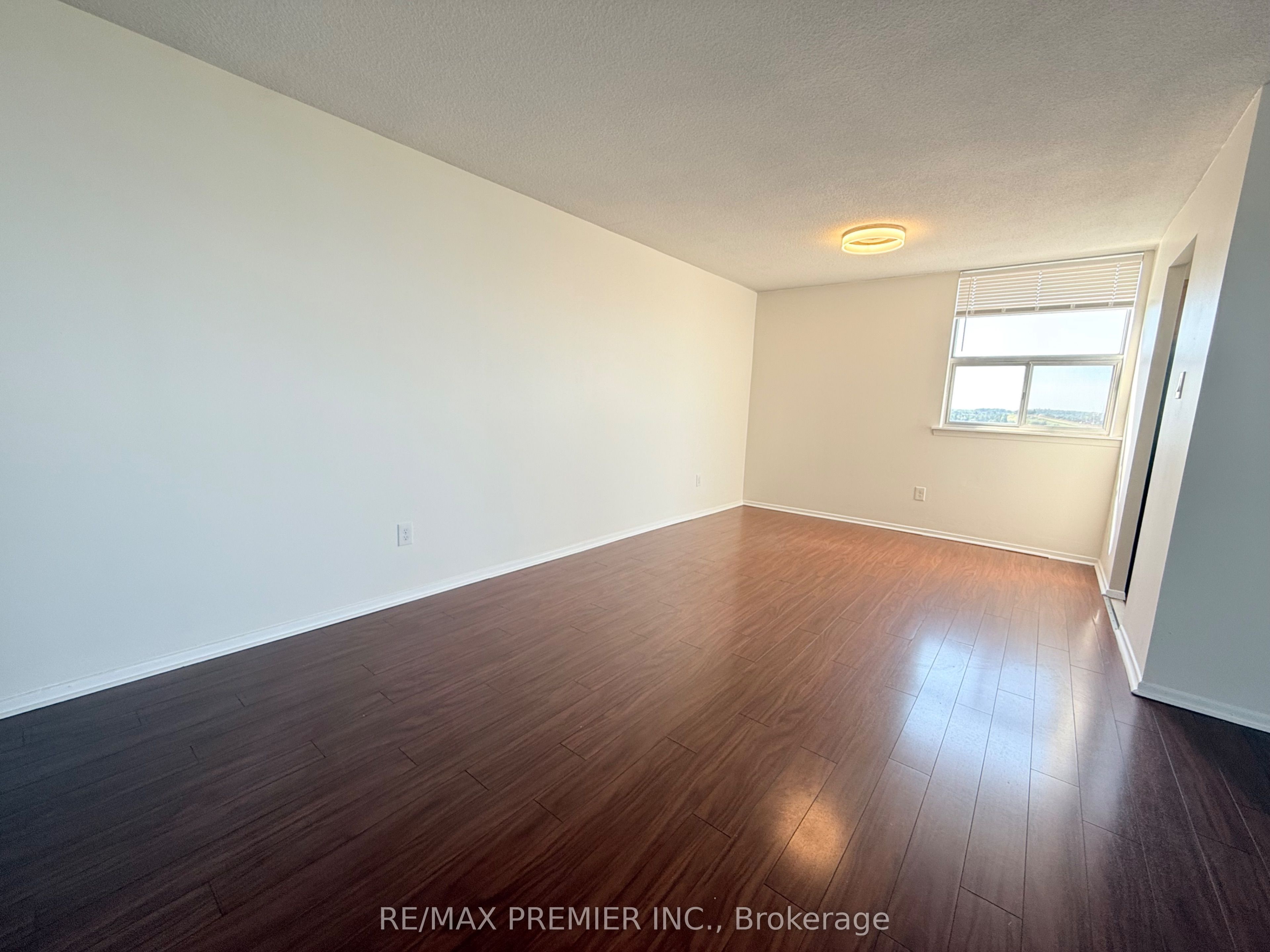 15 Kensington Road 1011, Brampton, ON L6T 3W2 photo 5