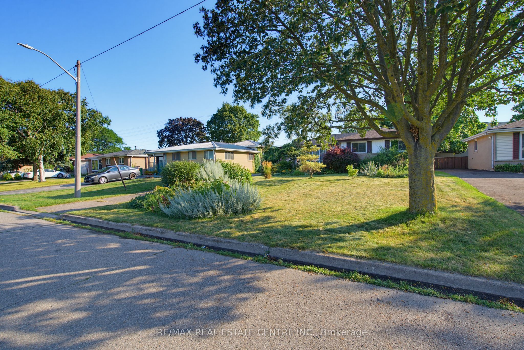 63 Brentwood Drive, Brampton, ON L6T 1R1 photo 2