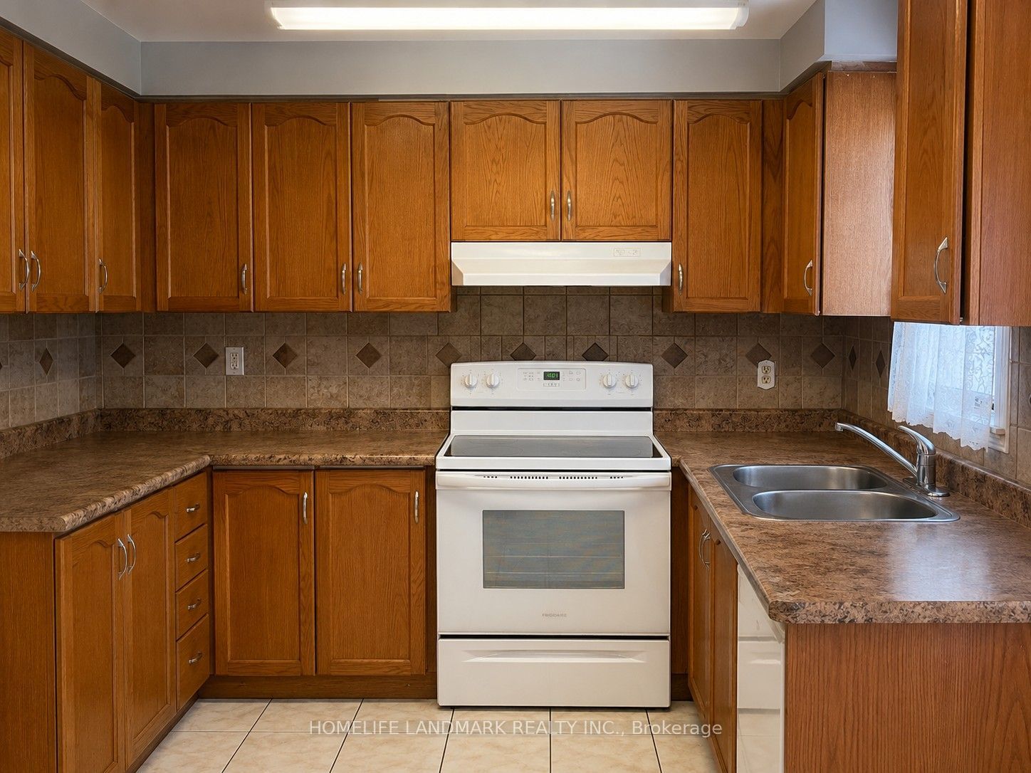 16 Torada Court, Brampton, ON L7A 1H6 photo 2