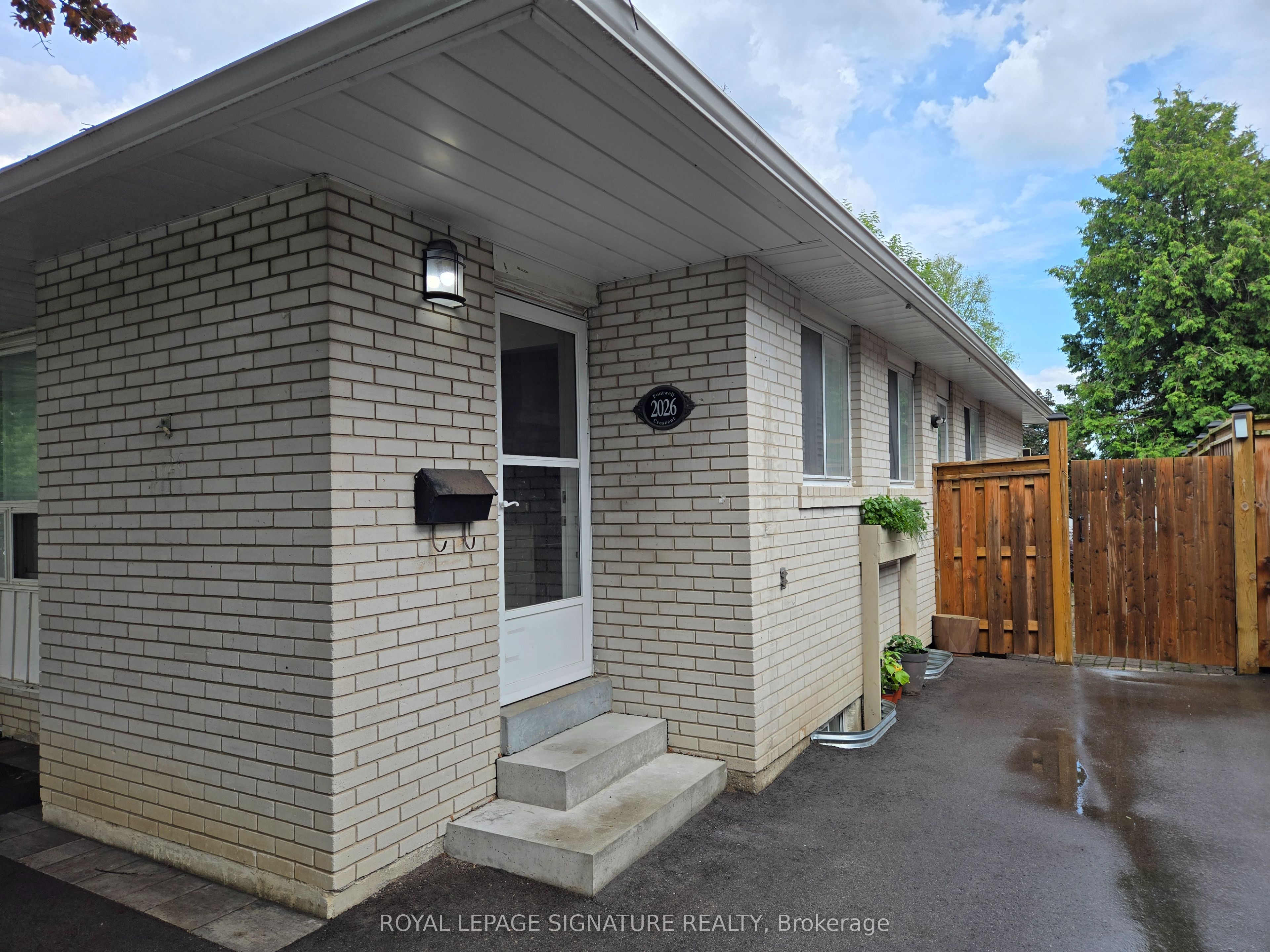2026 Fontwell Crescent B, Mississauga, ON L5J 2G7 photo 2