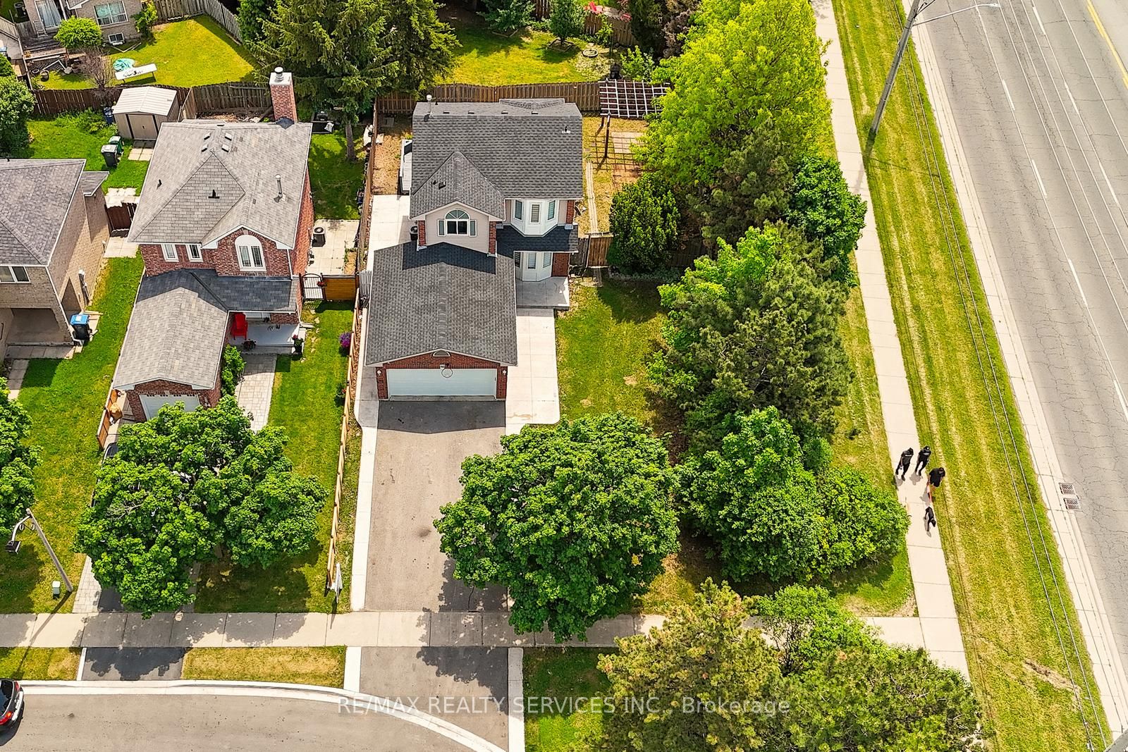 56 Mullis Crescent, Brampton, ON L6Y 4T2 photo 2