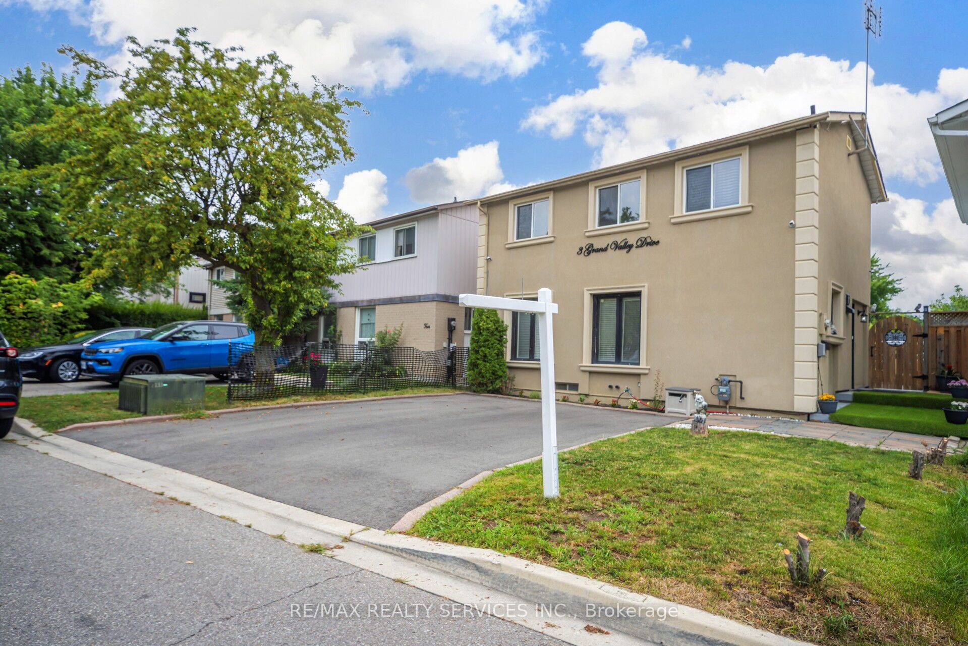 3 Grand Valley Drive, Brampton, ON L6S 2L1 photo 2