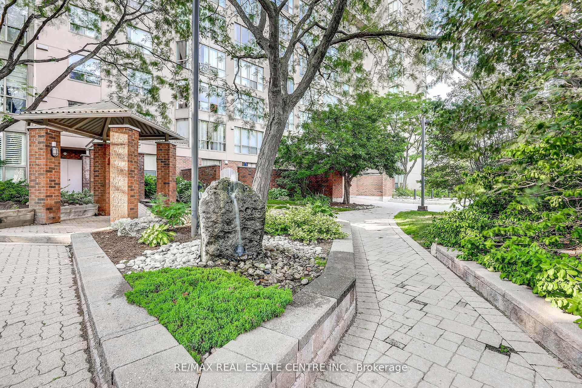 1110 WALDEN Circle PH3, Mississauga, ON L5J 4R3 photo 2