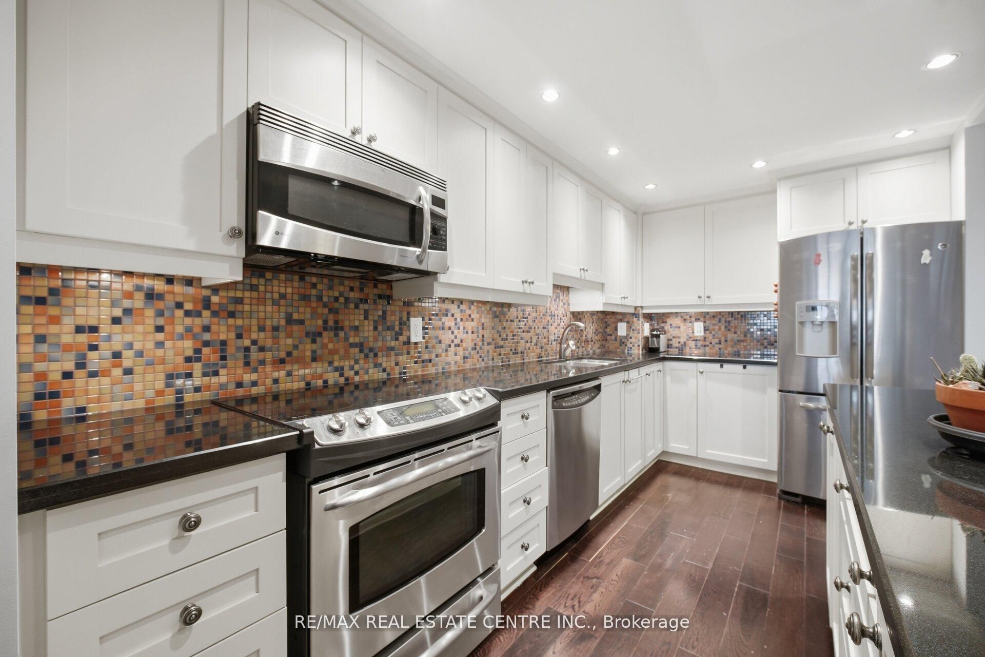 1110 WALDEN Circle PH3, Mississauga, ON L5J 4R3 photo 5