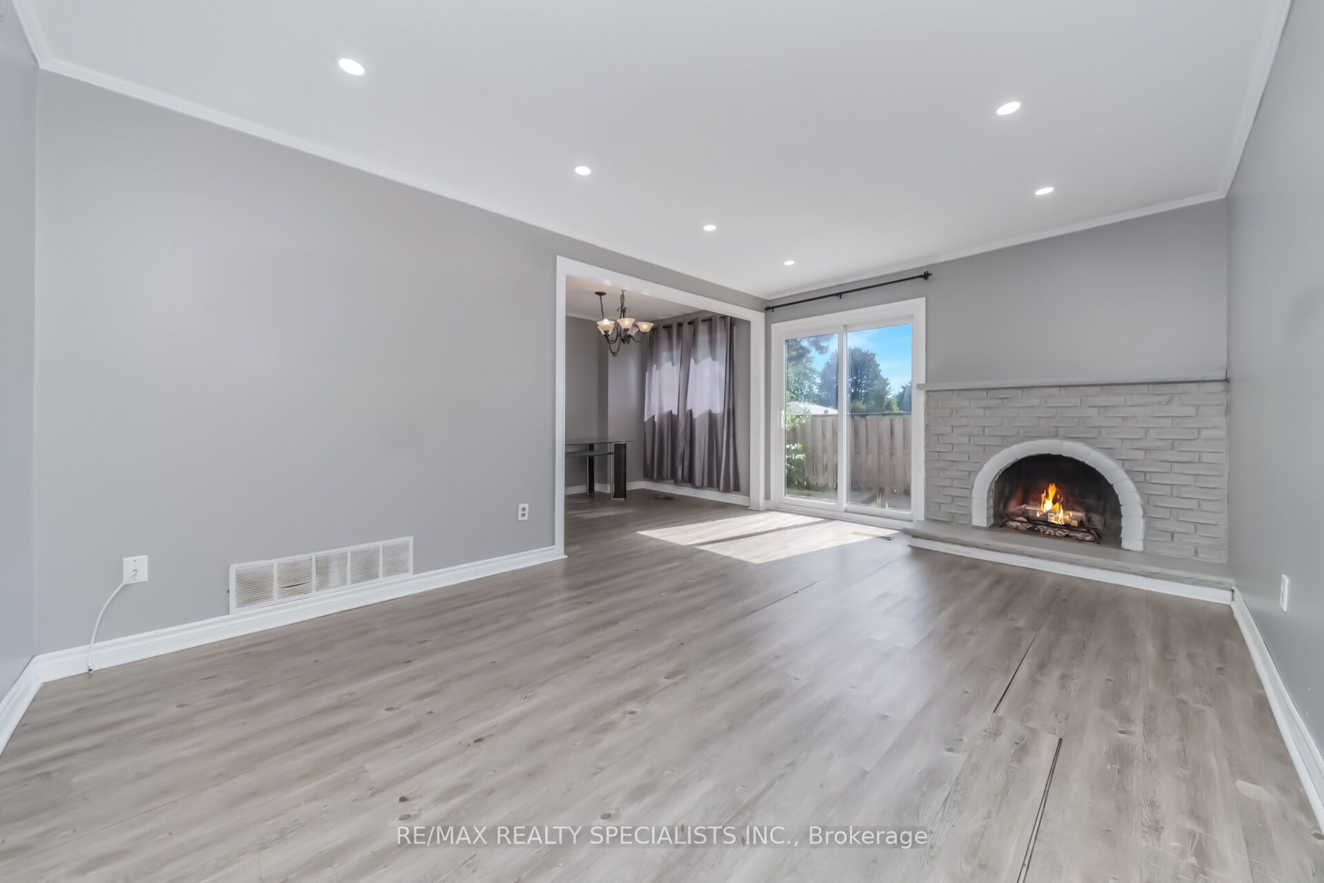 33 Greenwich Circle, Brampton, ON L6S 2E6 photo 4