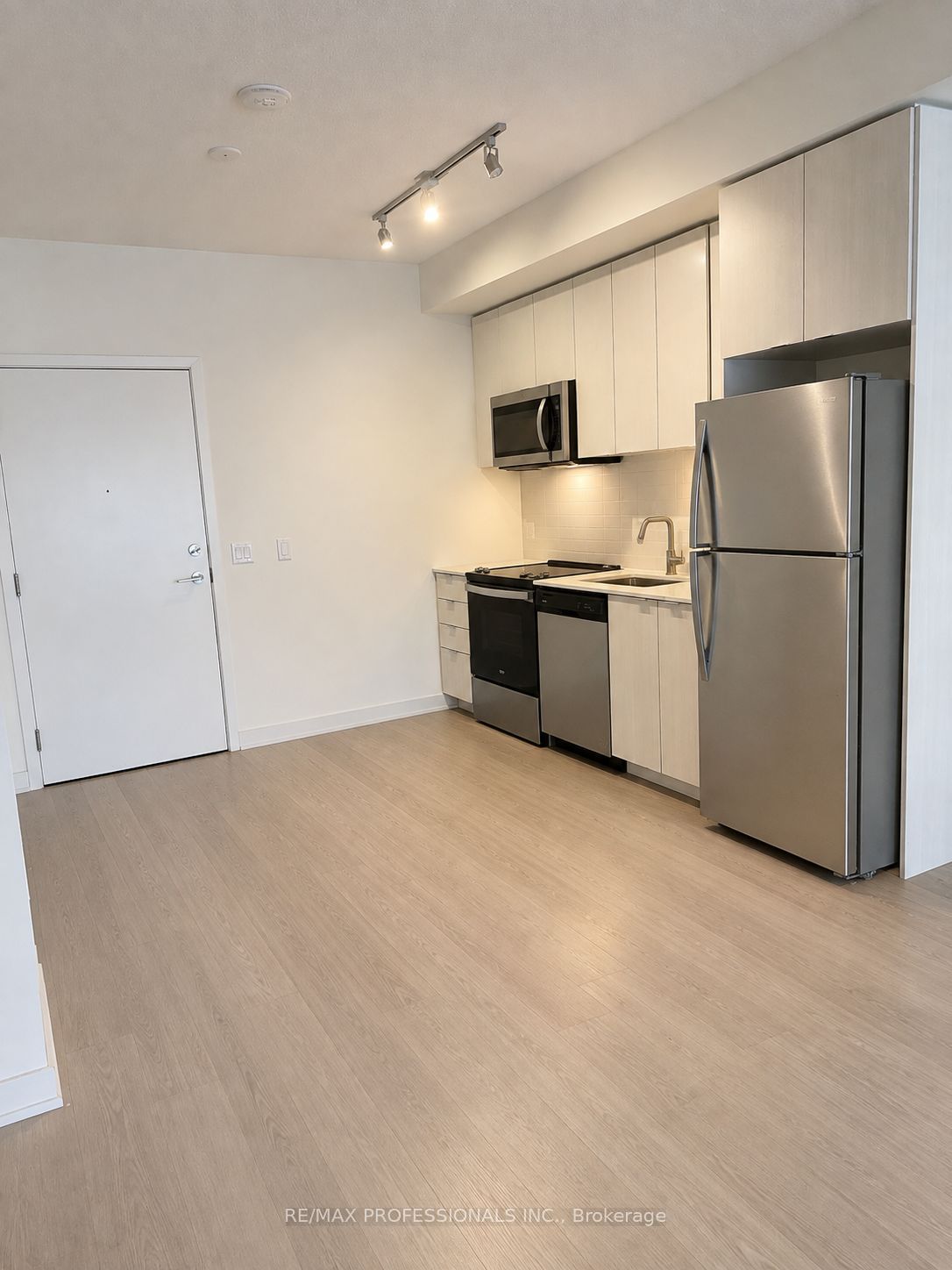 859 The Queensway 319, Toronto, ON M8Z 1N8 photo 2