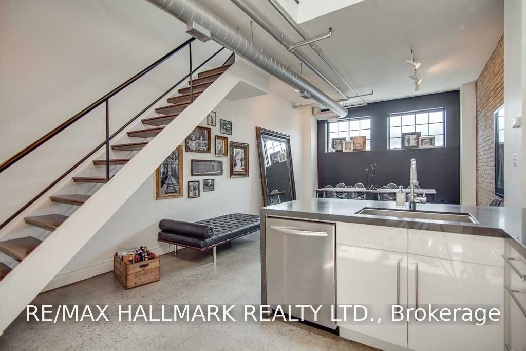 6 Bartlett Avenue 7, Toronto, ON M6H 3E8
