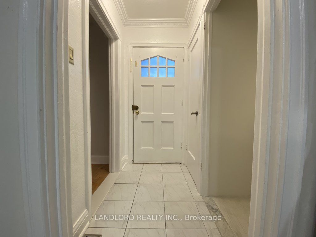 92 Holwood Avenue Main, Toronto, ON M6M 1P6 photo 2