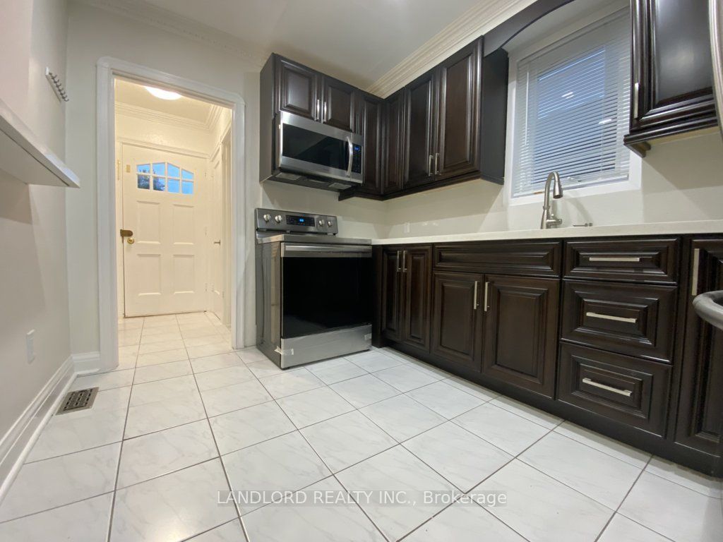 92 Holwood Avenue Main, Toronto, ON M6M 1P6 photo 3