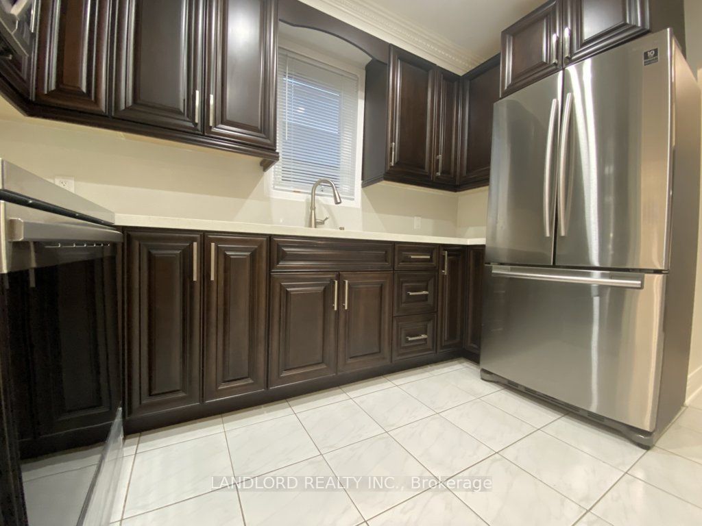 92 Holwood Avenue Main, Toronto, ON M6M 1P6 photo 4