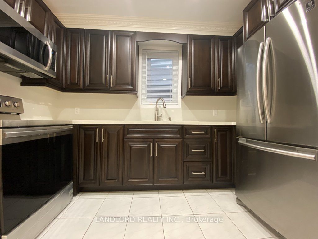 92 Holwood Avenue Main, Toronto, ON M6M 1P6 photo 5
