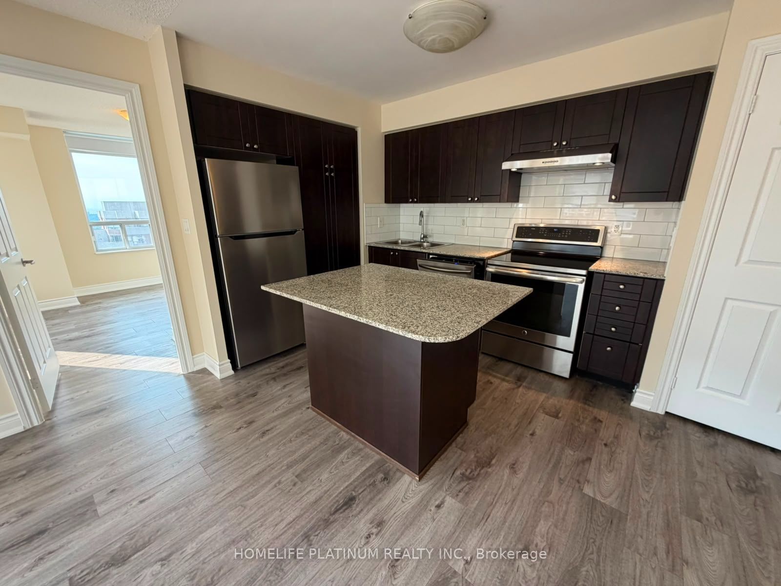 310 Burnhamthrope Road 2406, Mississauga, ON L5B 4P9 photo 3