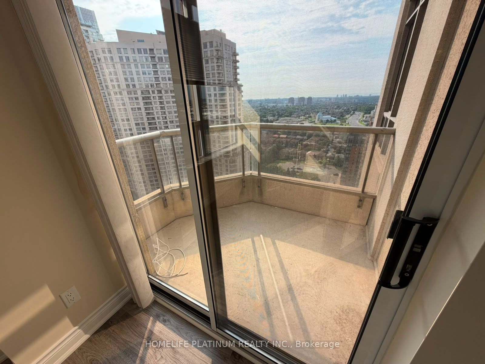 310 Burnhamthrope Road 2406, Mississauga, ON L5B 4P9 photo 4