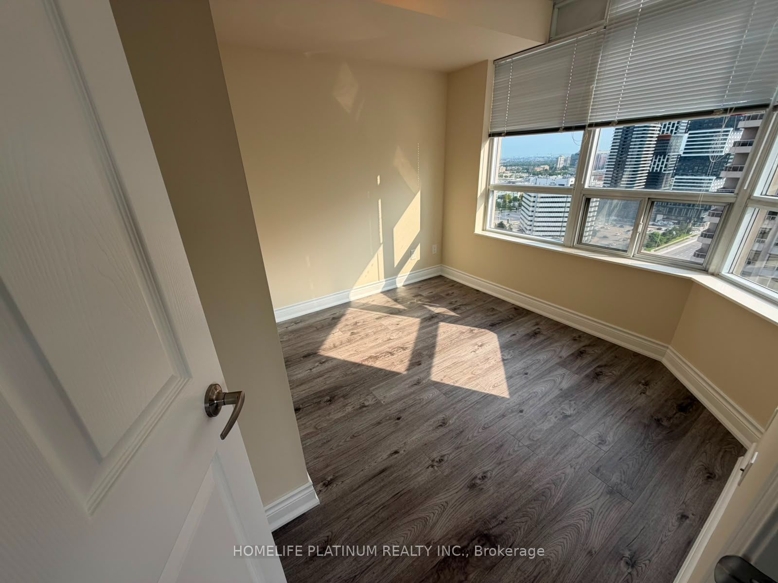 310 Burnhamthrope Road 2406, Mississauga, ON L5B 4P9 photo 5