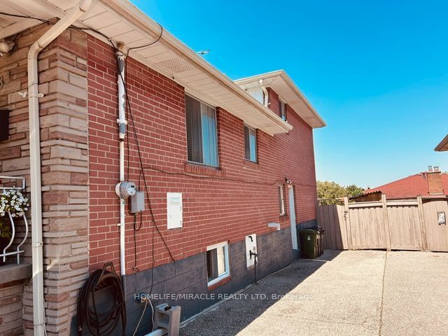58 Telco Crescent, Toronto, ON M9N 3L4 photo 3