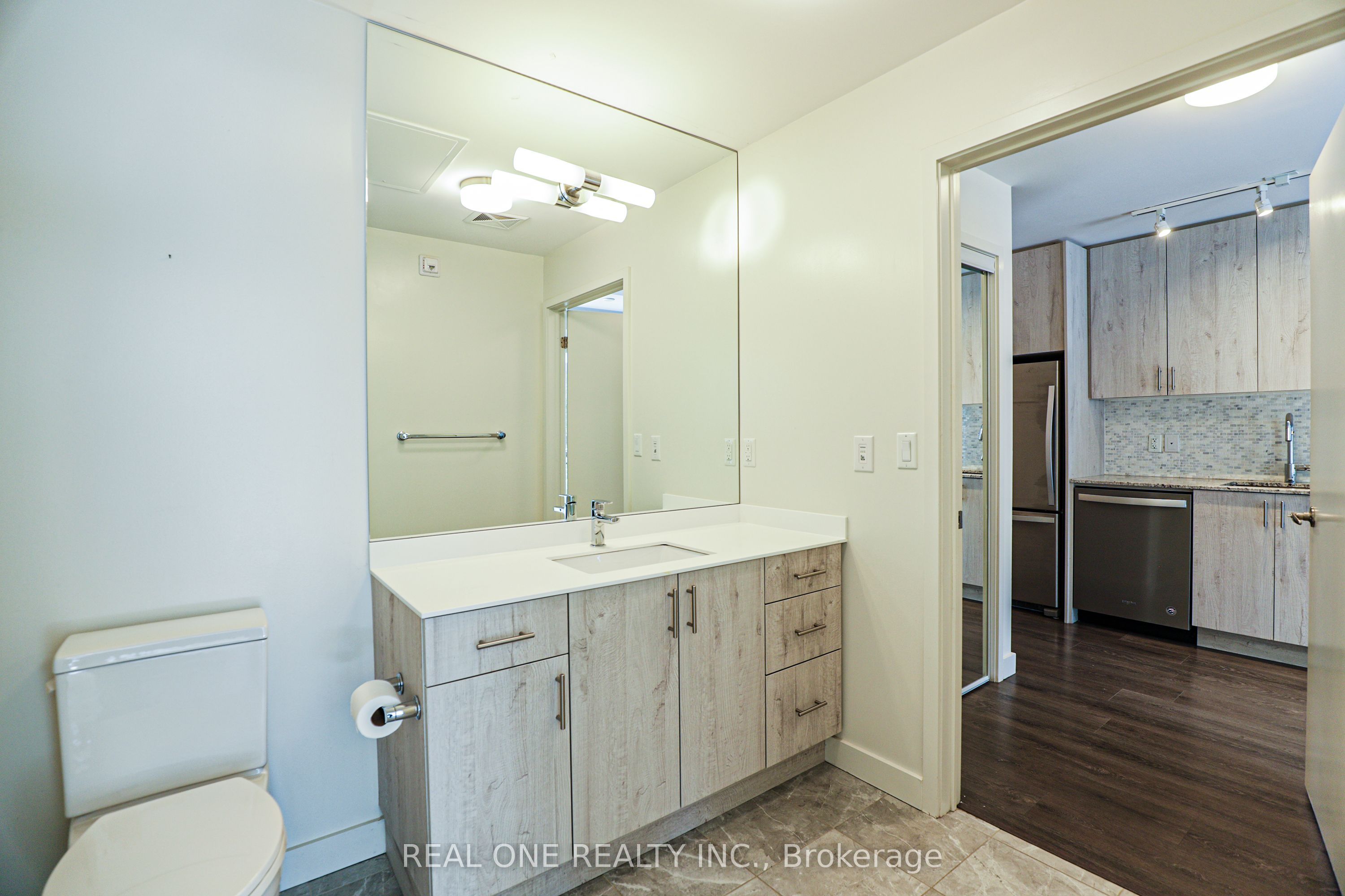 150 Sabina Drive 209, Oakville, ON L6H 0W3 photo 4