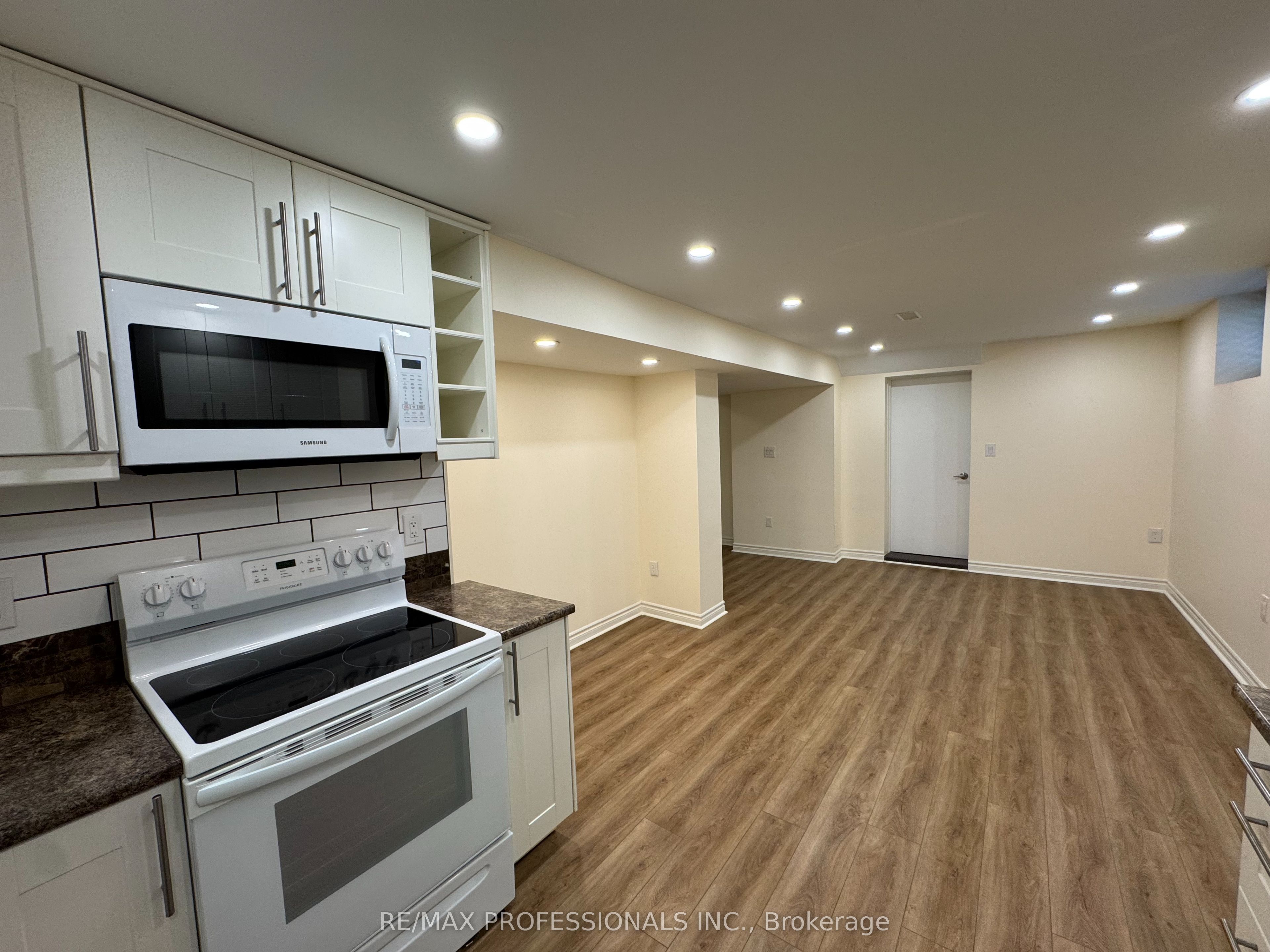 102 Paulart Drive BSMT, Toronto, ON M9B 3V9 photo 2