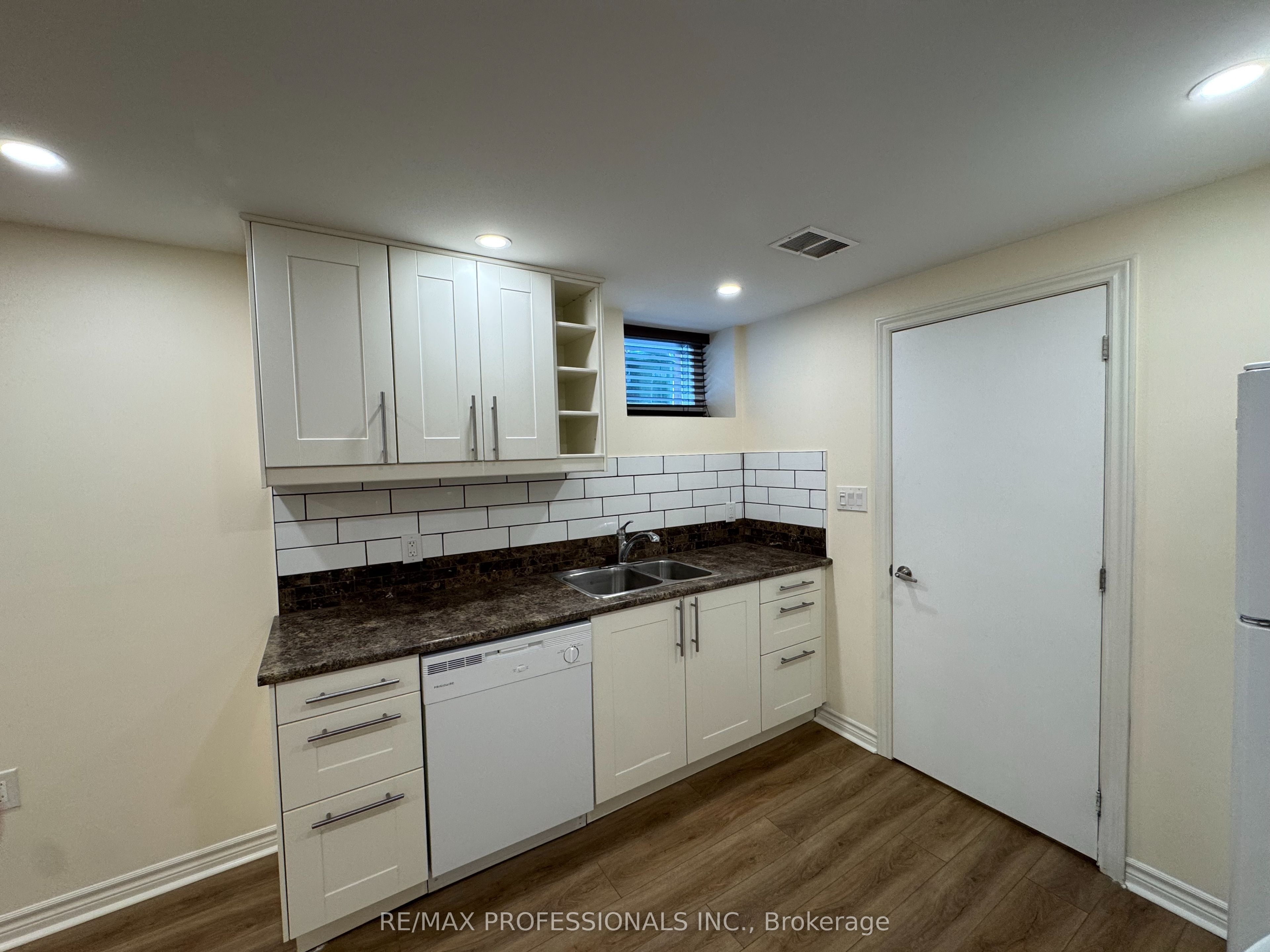 102 Paulart Drive BSMT, Toronto, ON M9B 3V9 photo 3