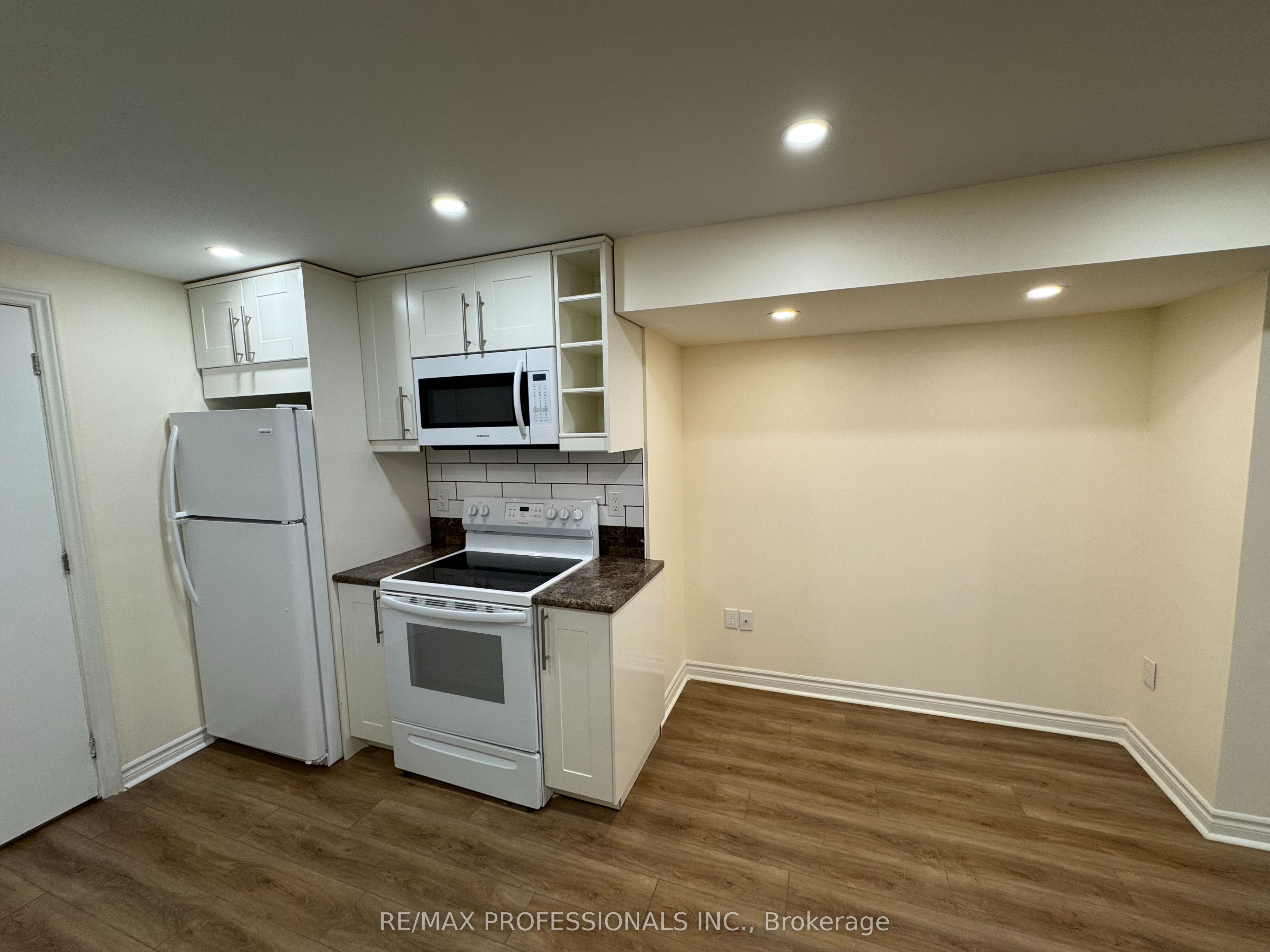 102 Paulart Drive BSMT, Toronto, ON M9B 3V9 photo 4