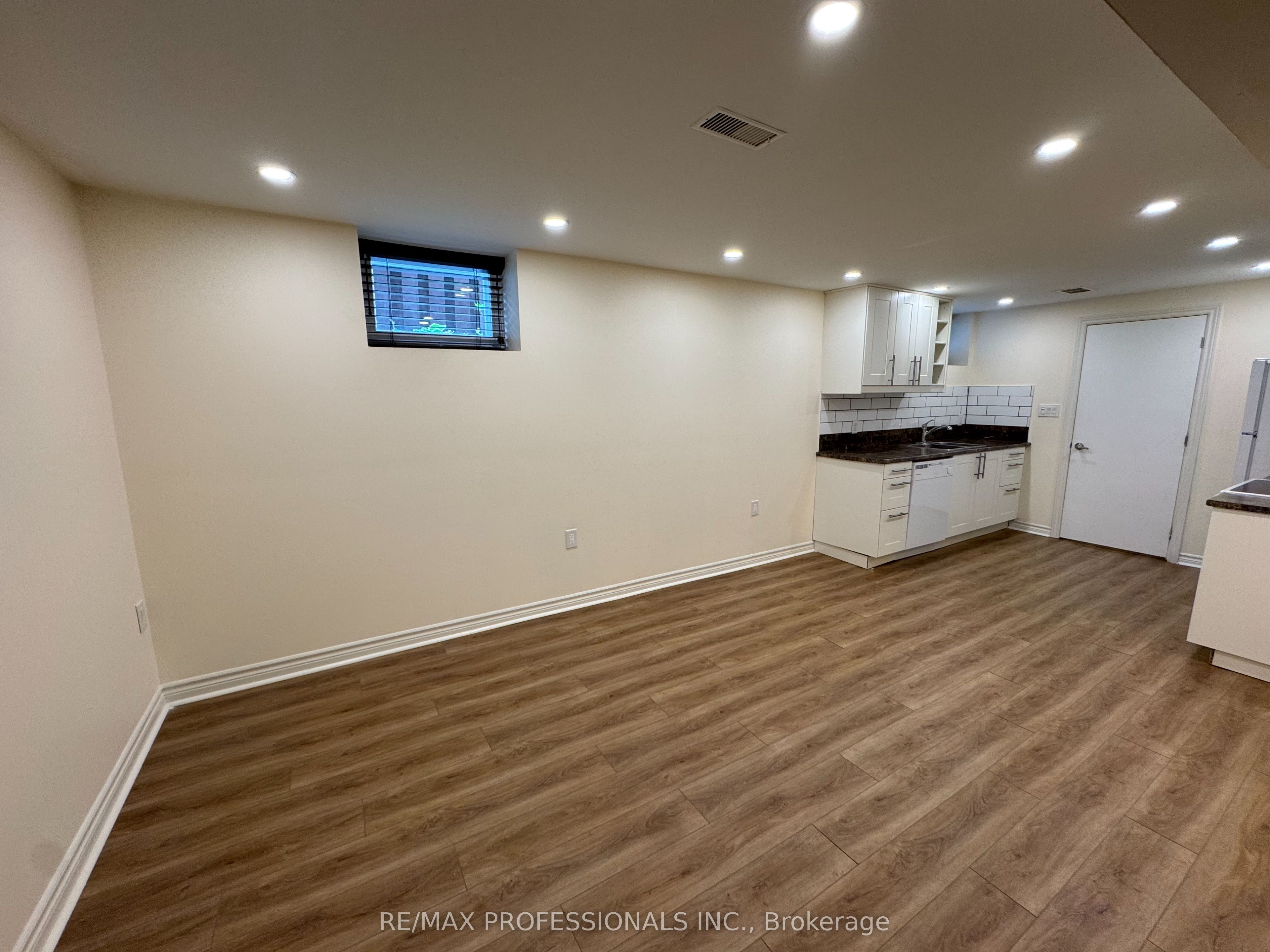 102 Paulart Drive BSMT, Toronto, ON M9B 3V9 photo 5