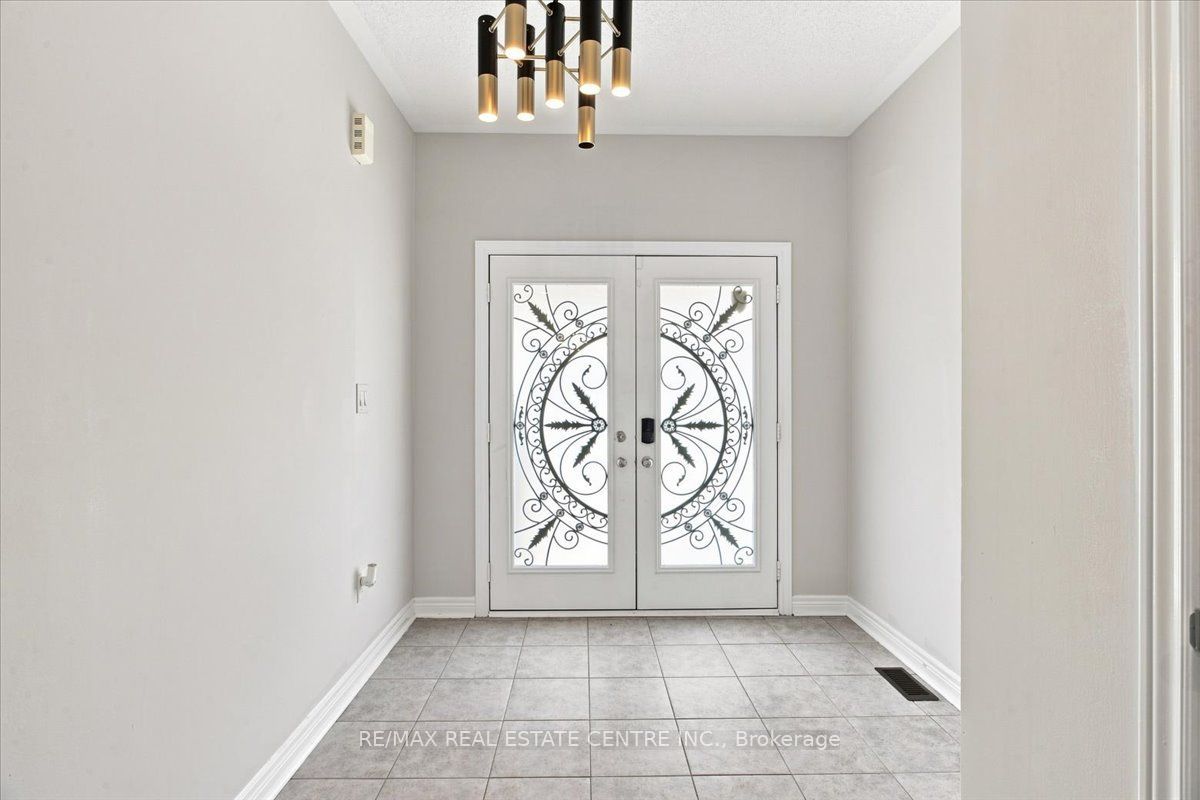 1053 Job Crescent, Milton, ON L9T 8V6 photo 2