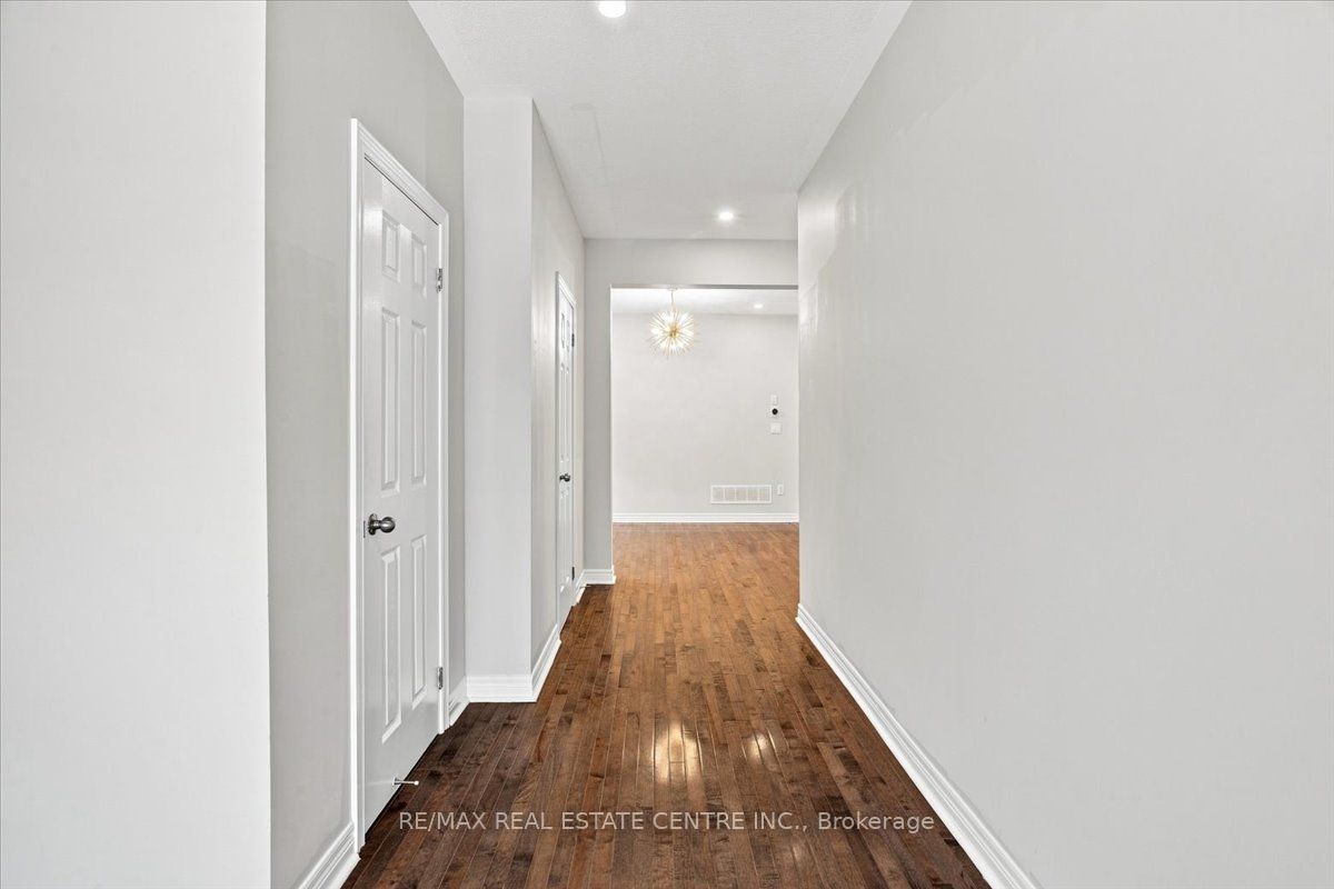 1053 Job Crescent, Milton, ON L9T 8V6 photo 3