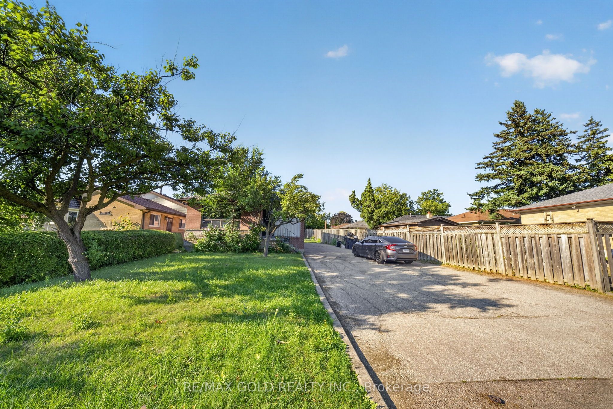 204 Taysham Crescent Upper, Toronto, ON M9V 1X7