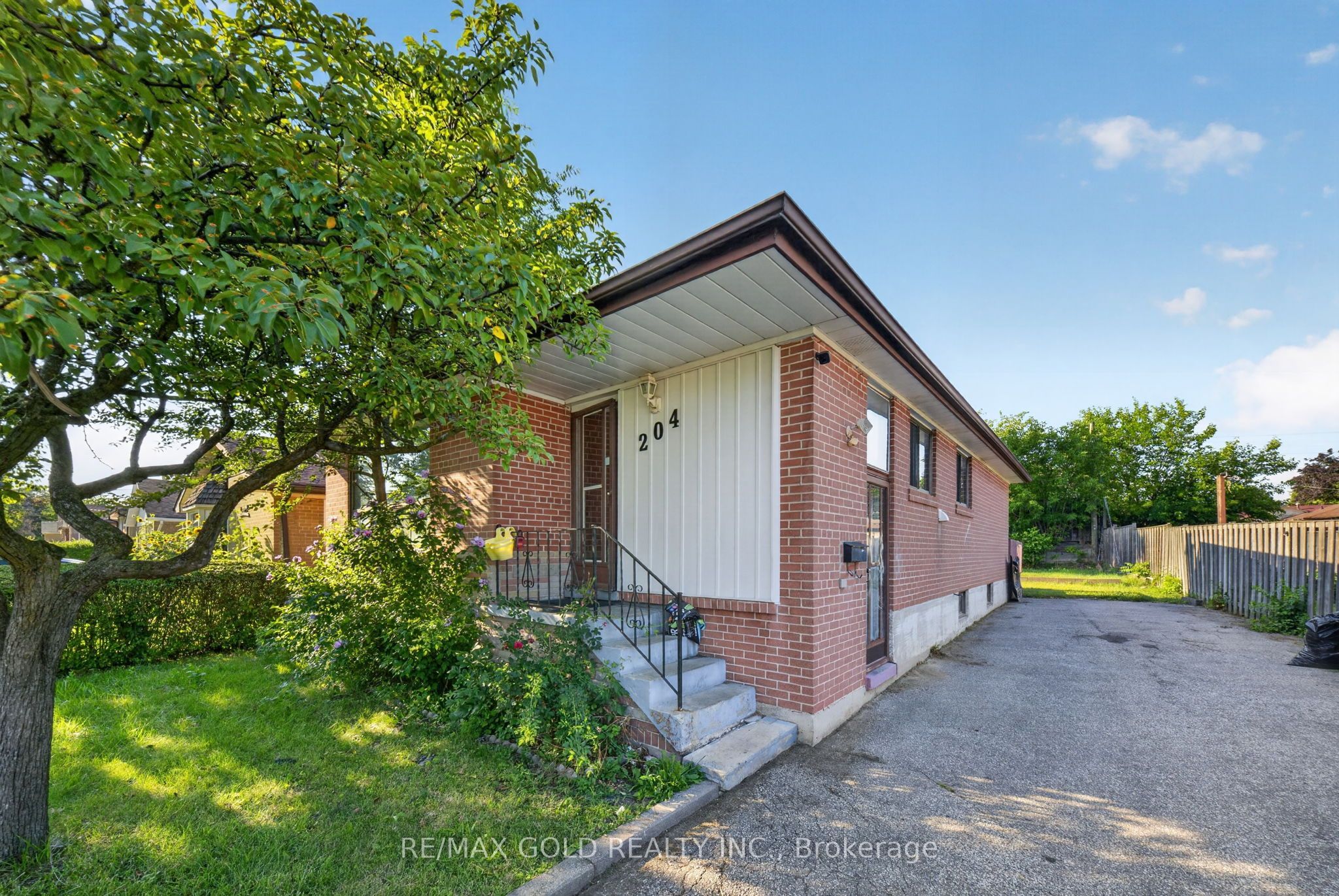 204 Taysham Crescent Upper, Toronto, ON M9V 1X7 photo 2
